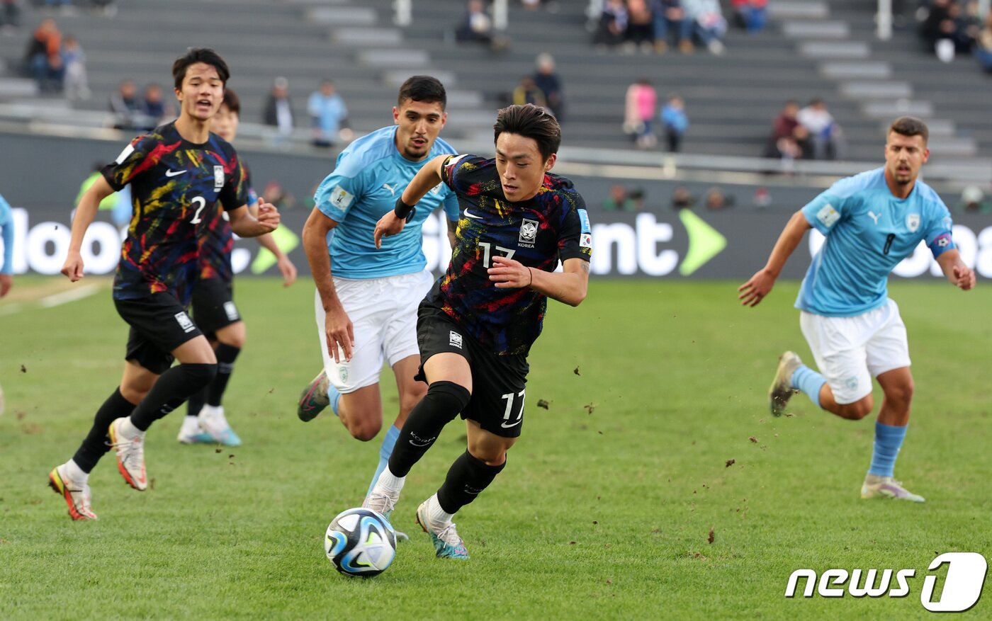 본문 이미지 - 11일(현지시간) 아르헨티나 라플라타 스타디움에서 열린 'FIFA U-20 월드컵 아르헨티나 2023' 3·4위 결정전 한국과 이스라엘의 경기에서 한국 이지한이 드리블 돌파하고 있다. 2023.6.12/뉴스1 ⓒ News1 이승배 기자
