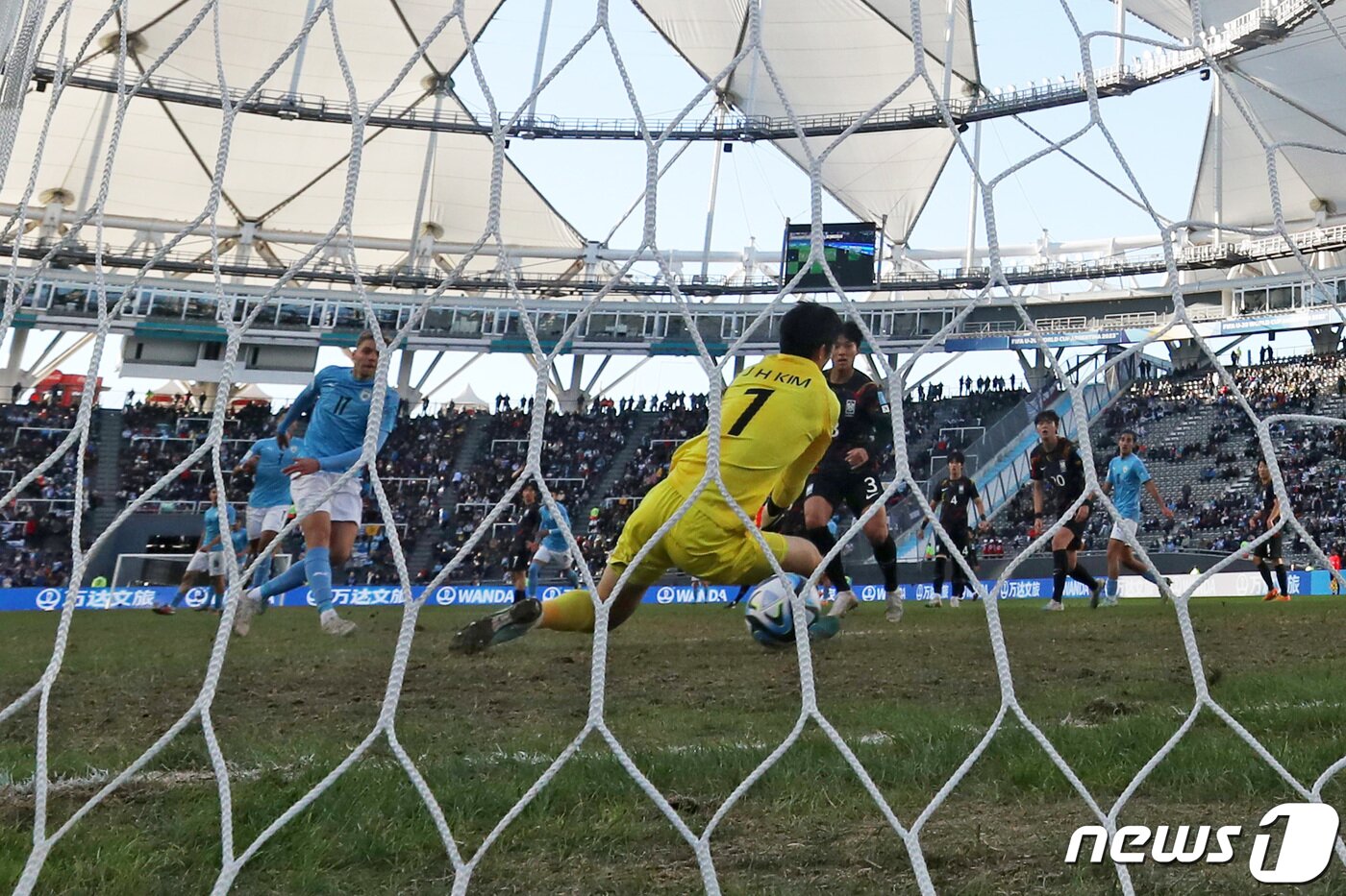 본문 이미지 - 11일(현지시간) 아르헨티나 라플라타 스타디움에서 열린 'FIFA U-20 월드컵 아르헨티나 2023' 3·4위 결정전 한국과 이스라엘의 경기에서 한국 대표팀이 이스라엘 세니오르에게 실점하고 있다. 2023.6.12/뉴스1 ⓒ News1 이승배 기자