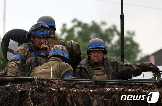 우크라이나 군인들이 11일(현지시간) 자포리자주(州)의 한 마을에서 장갑차에 탑승하고 있다. 2023.06.11/뉴스1 © AFP=뉴스1 © News1 김민수 기자