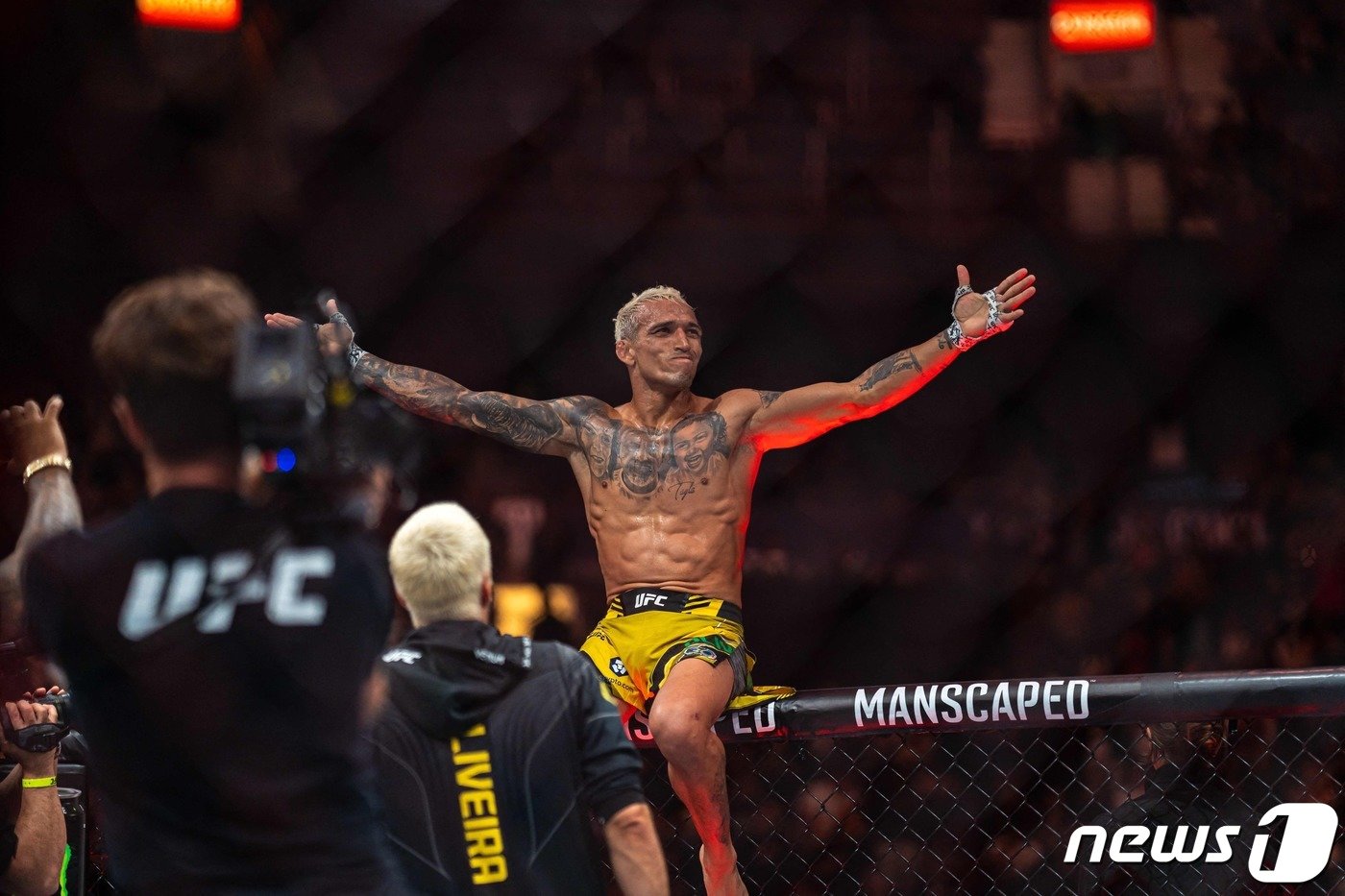 본문 이미지 - 복귀전에서 승리한 찰스 올리베이라. ⓒ AFP=뉴스1