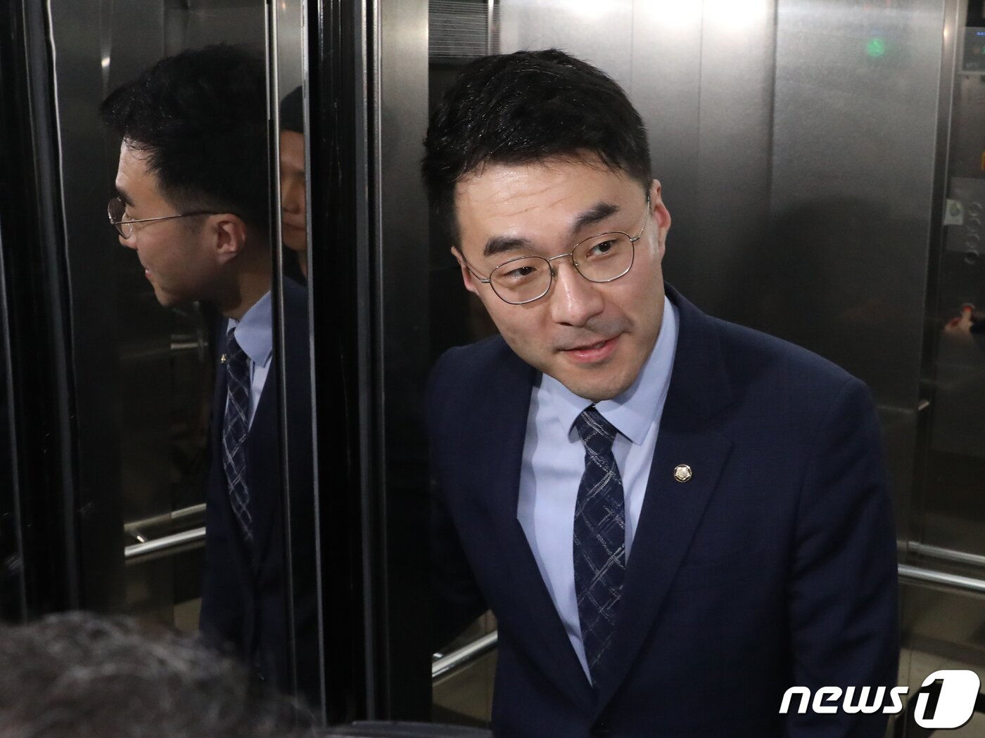 본문 이미지 - 거액 가상자산 보유의혹을 받고 있는 김남국 무소속 의원이 12일 오전 서울 여의도 국회에서 열린 교육위원회 전체회의를 마치고 승강기에 오르고 있다.  2023.6.12/뉴스1 ⓒ News1 송원영 기자