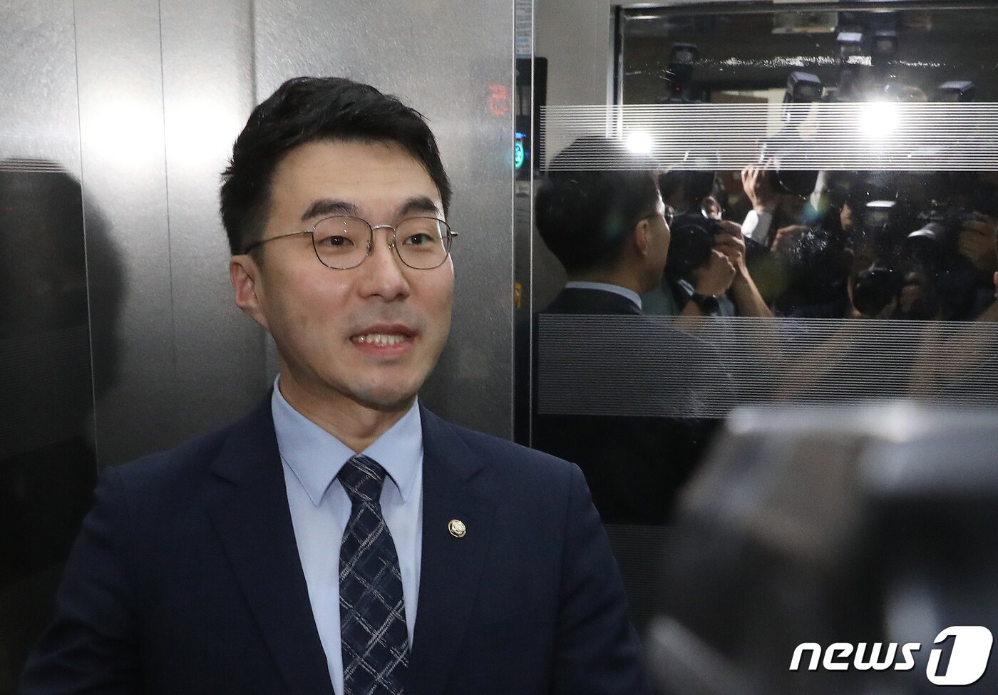 본문 이미지 - 거액 가상자산 보유의혹을 받고 있는 김남국 무소속 의원이 12일 오전 서울 여의도 국회에서 열린 교육위원회 전체회의를 마치고 승강기에 오르고 있다. 2023.6.12/뉴스1 ⓒ News1 송원영 기자