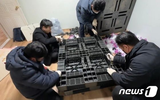 지난 1월10일 대구 수성구 한 아파트에서 부산지검 강력범죄수사부 마약범죄 특별수사팀이 팔레트에 숨겨진 필로폰을 발견한 모습.&#40;부산지검 제공&#41;