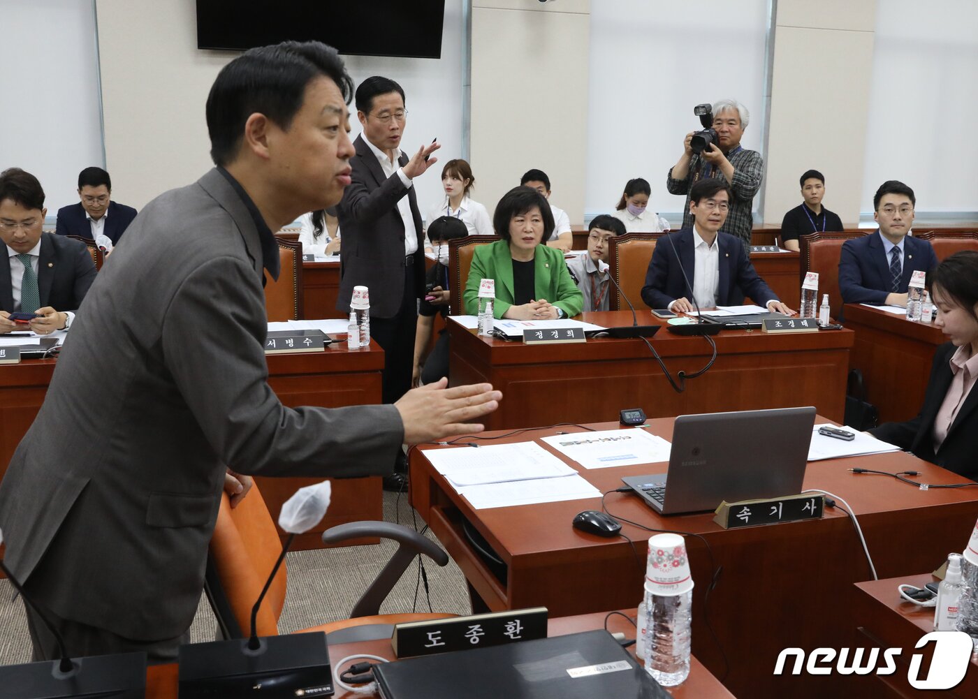 본문 이미지 - 김영호 더불어민주당 간사와 이태규 국민의힘 간사가 12일 오전 서울 여의도 국회에서 열린 교육위원회 전체회의에서 무소속 김남국 의원의 교육위 보임 관련 여야 의원들이 설전을 벌이자 중재를 하고 있다. 2023.6.12/뉴스1 ⓒ News1 송원영 기자
