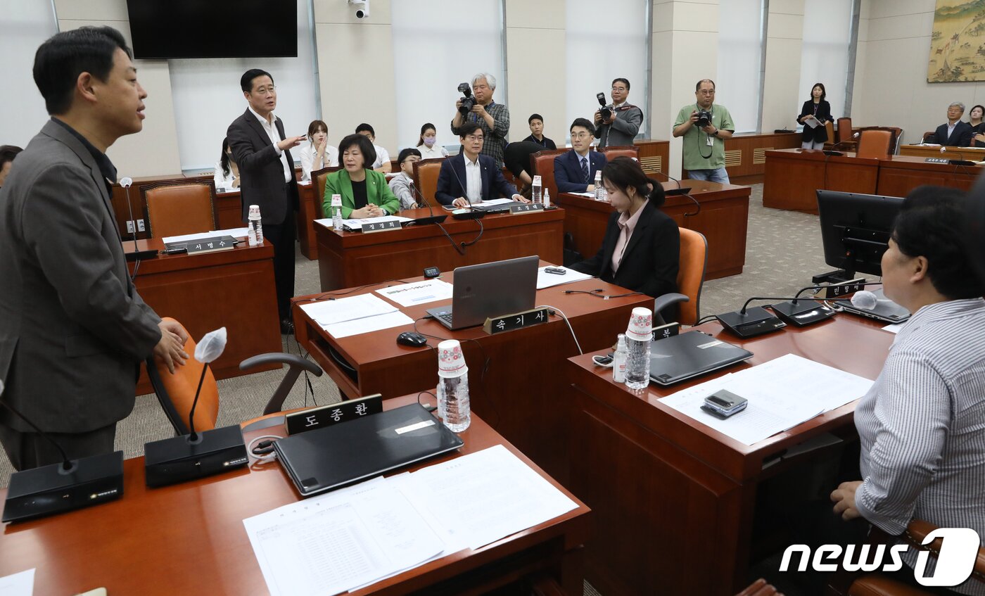 본문 이미지 - 12일 오전 서울 여의도 국회에서 열린 교육위원회 전체회의에서 무소속 김남국 의원의 교육위 보임 관련 여야 의원들이 설전을 벌이자 김영호 더불어민주당 간사와 이태규 국민의힘 간사가 중재를 하고 있다. 2023.6.12/뉴스1 ⓒ News1 송원영 기자