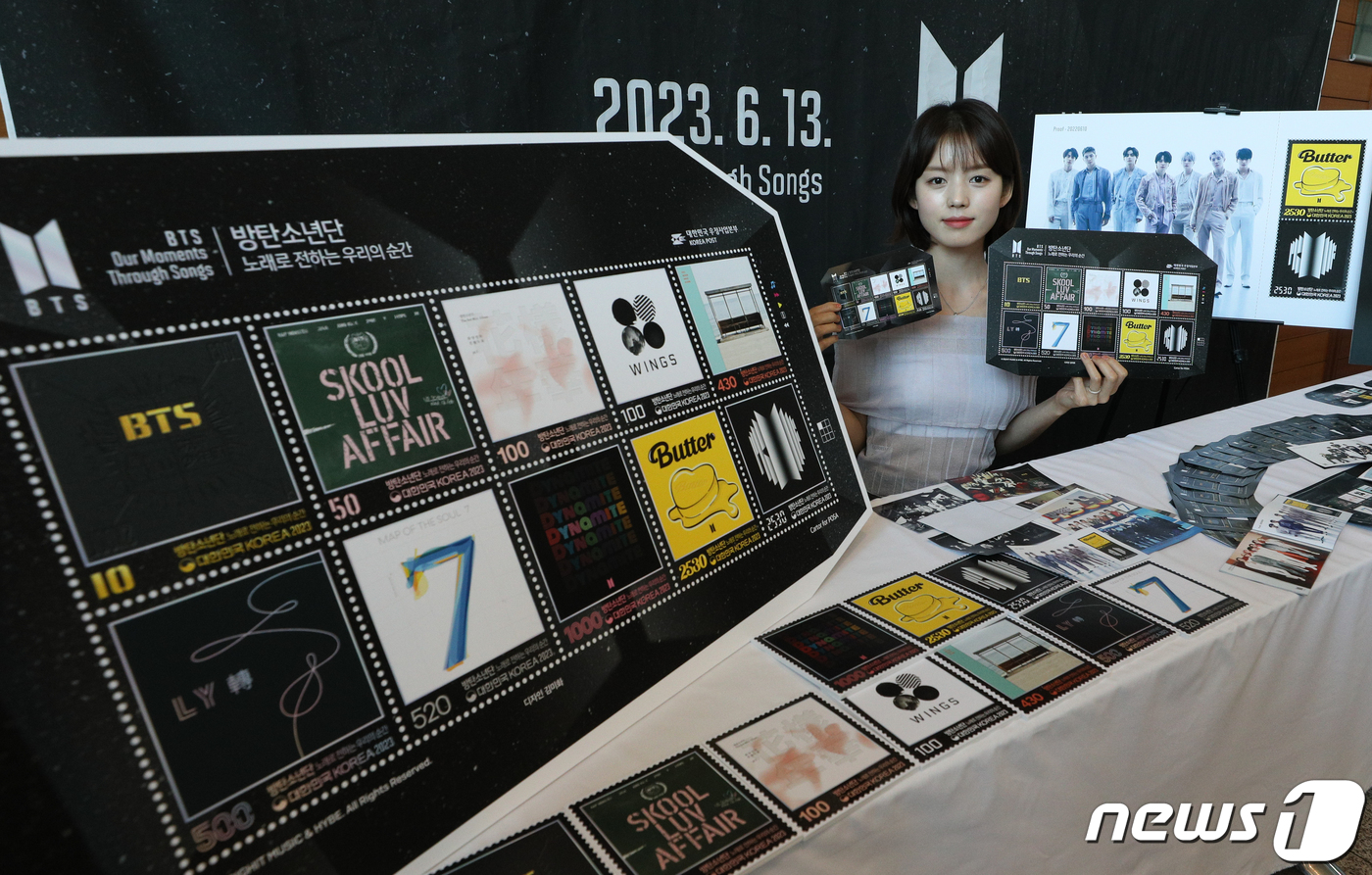 (서울=뉴스1) 안은나 기자 = 12일 중구 서울중앙우체국에서 모델이 데뷔 10주년을 맞이한 글로벌 케이팝(K-POP) 아이콘 방탄소년단(BTS) 기념우표를 소개하고 있다.과학기술 …