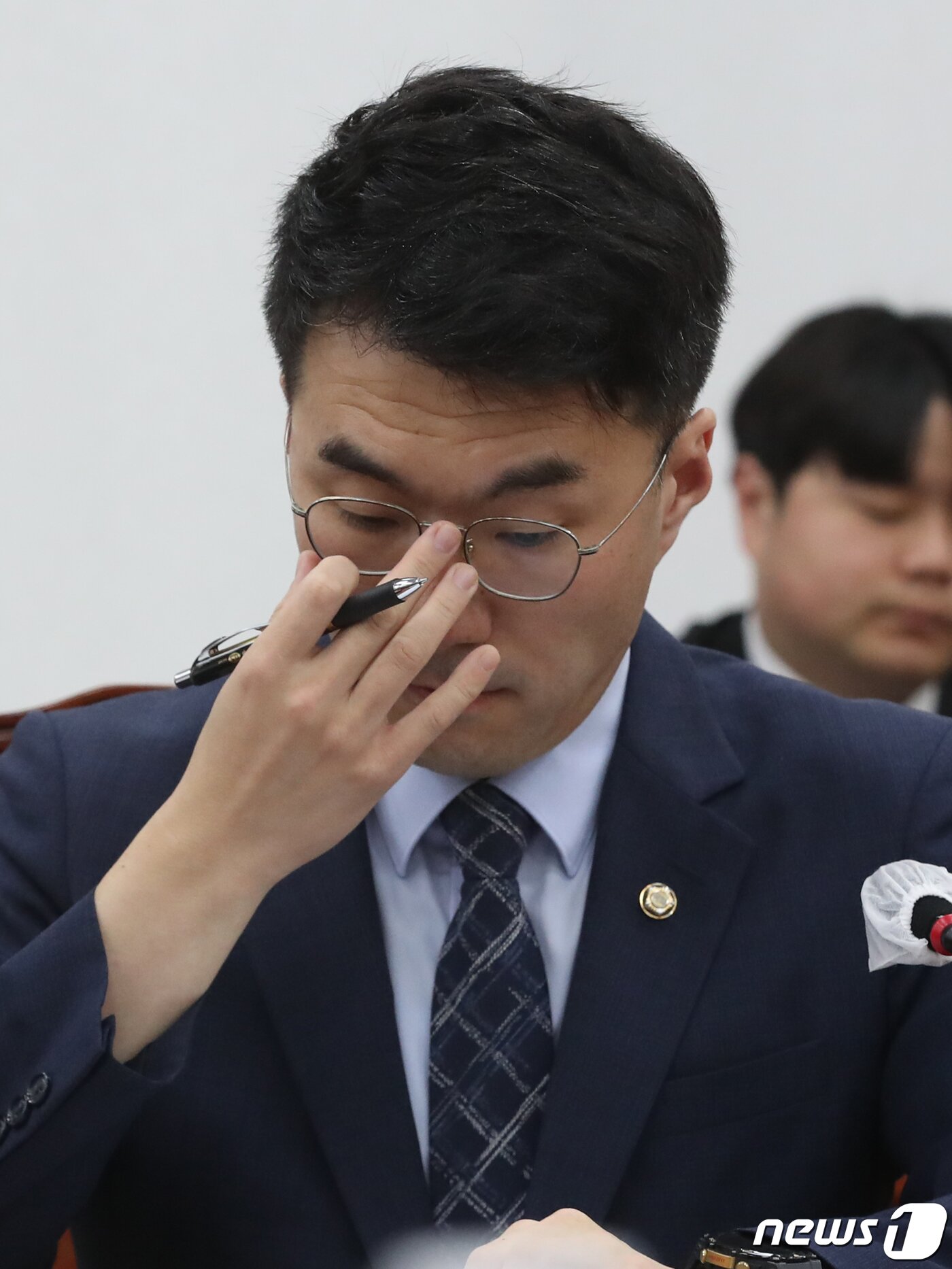 본문 이미지 - 거액 가상자산 보유의혹을 받고 있는 김남국 무소속 의원이 12일 오전 서울 여의도 국회에서 열린 교육위원회 전체회의에 참석하고 있다. 2023.6.12/뉴스1 ⓒ News1 송원영 기자
