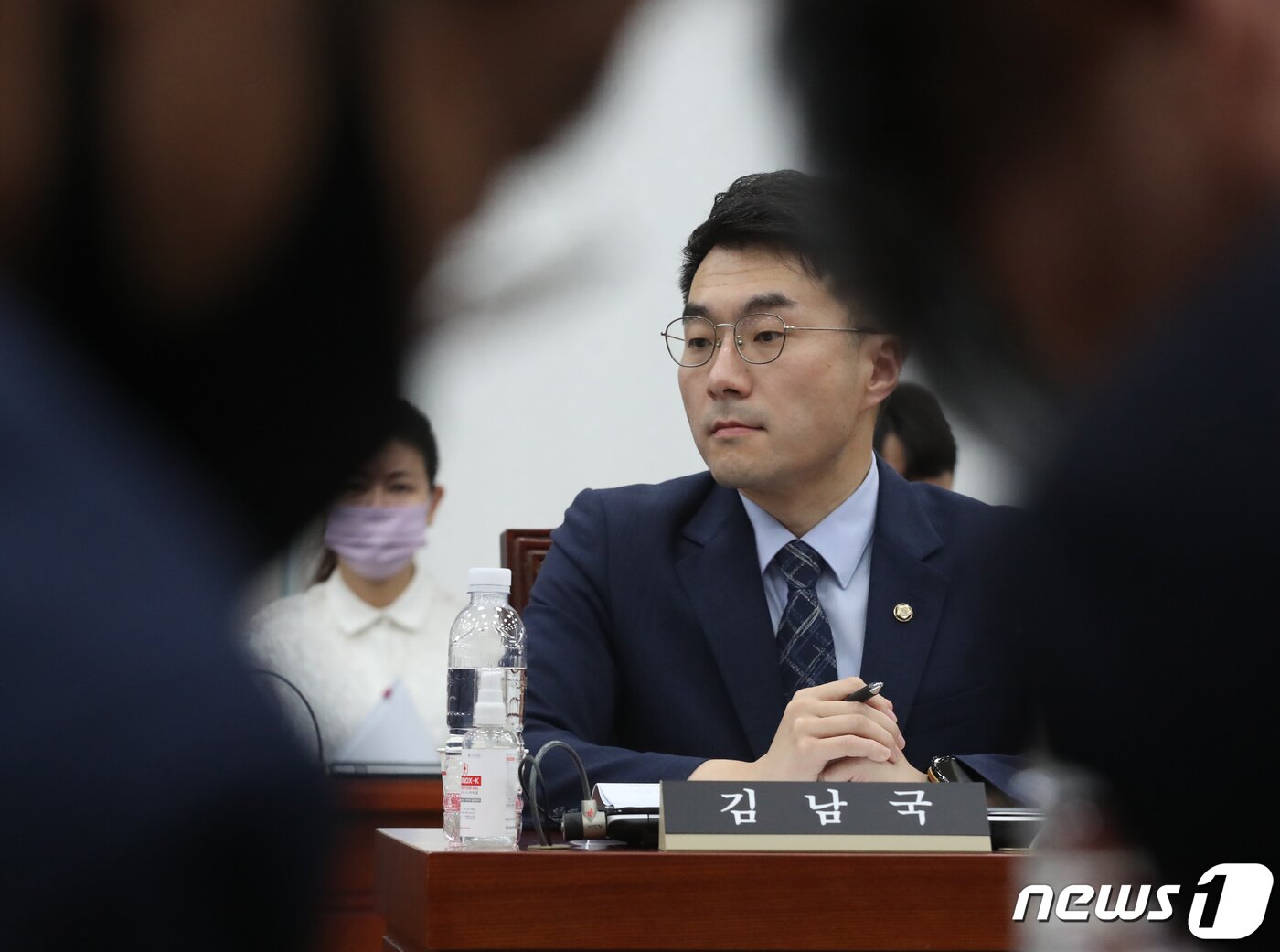 본문 이미지 - 거액 가상자산 보유의혹을 받고 있는 김남국 무소속 의원이 12일 오전 서울 여의도 국회에서 열린 교육위원회 전체회의에 참석하고 있다. 2023.6.12/뉴스1 ⓒ News1 송원영 기자