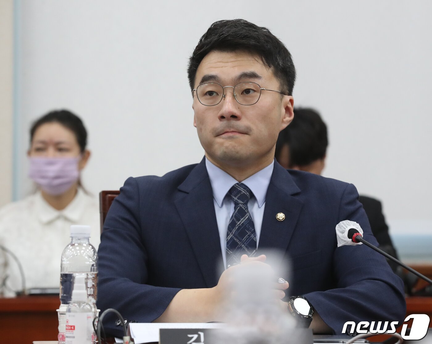 본문 이미지 - 거액 가상자산 보유의혹을 받고 있는 김남국 무소속 의원이 12일 오전 서울 여의도 국회에서 열린 교육위원회 전체회의에 참석하고 있다. 2023.6.12/뉴스1 ⓒ News1 송원영 기자