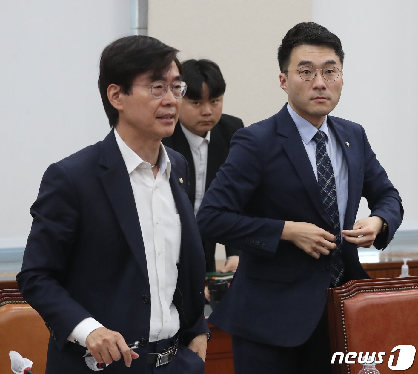 본문 이미지 - 거액 가상자산 보유의혹을 받고 있는 김남국 무소속 의원이 12일 오전 서울 여의도 국회에서 열린 교육위원회 전체회의를 마치고 나서고 있다. 왼쪽은 김 의원의 교육위 보임 철회를 촉구하는 조경태 국민의힘 의원. 2023.6.12/뉴스1 ⓒ News1 송원영 기자