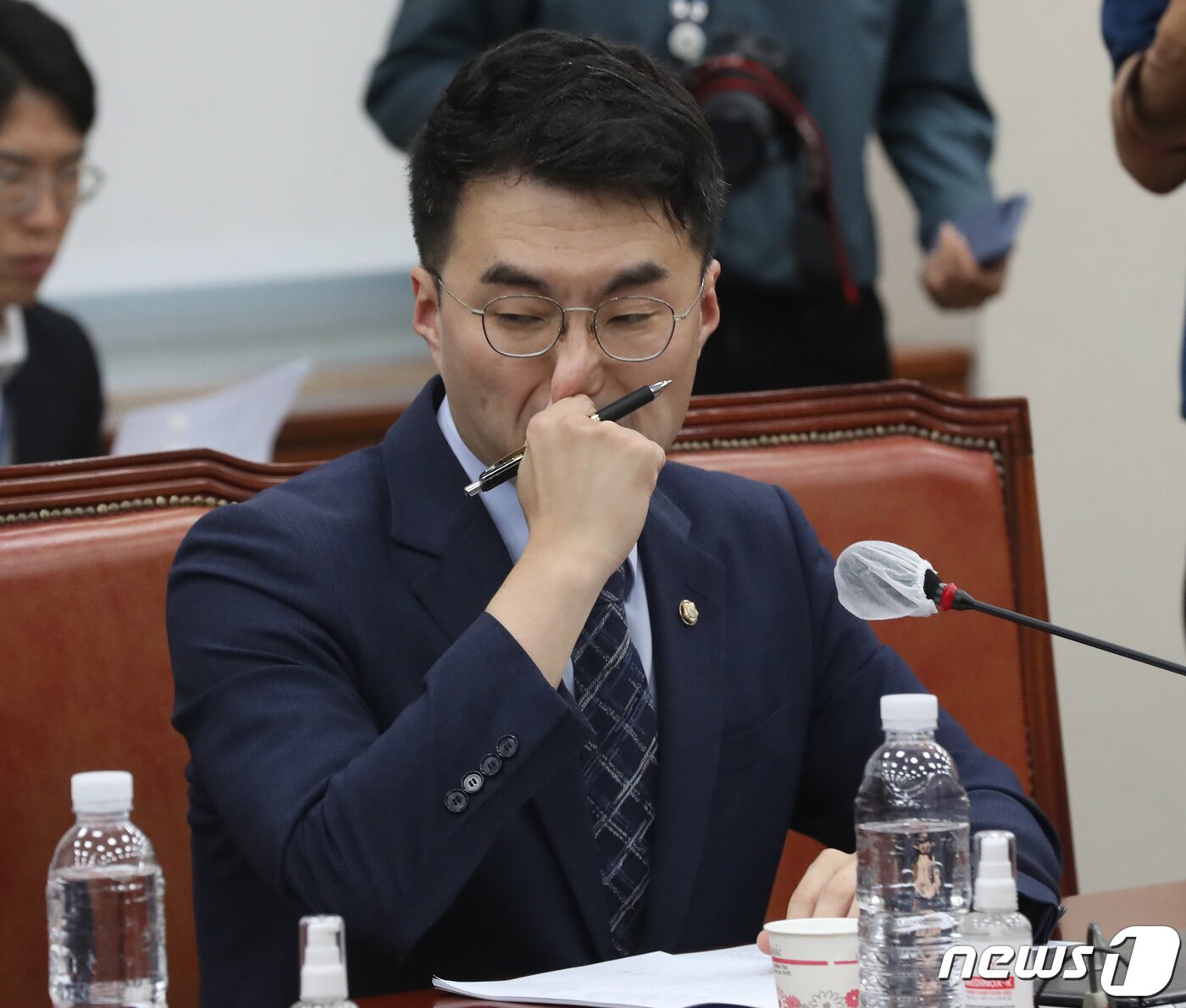 본문 이미지 - 거액 가상자산 보유의혹을 받고 있는 김남국 무소속 의원이 12일 오전 서울 여의도 국회에서 열린 교육위원회 전체회의에 참석하고 있다. 2023.6.12/뉴스1 ⓒ News1 송원영 기자