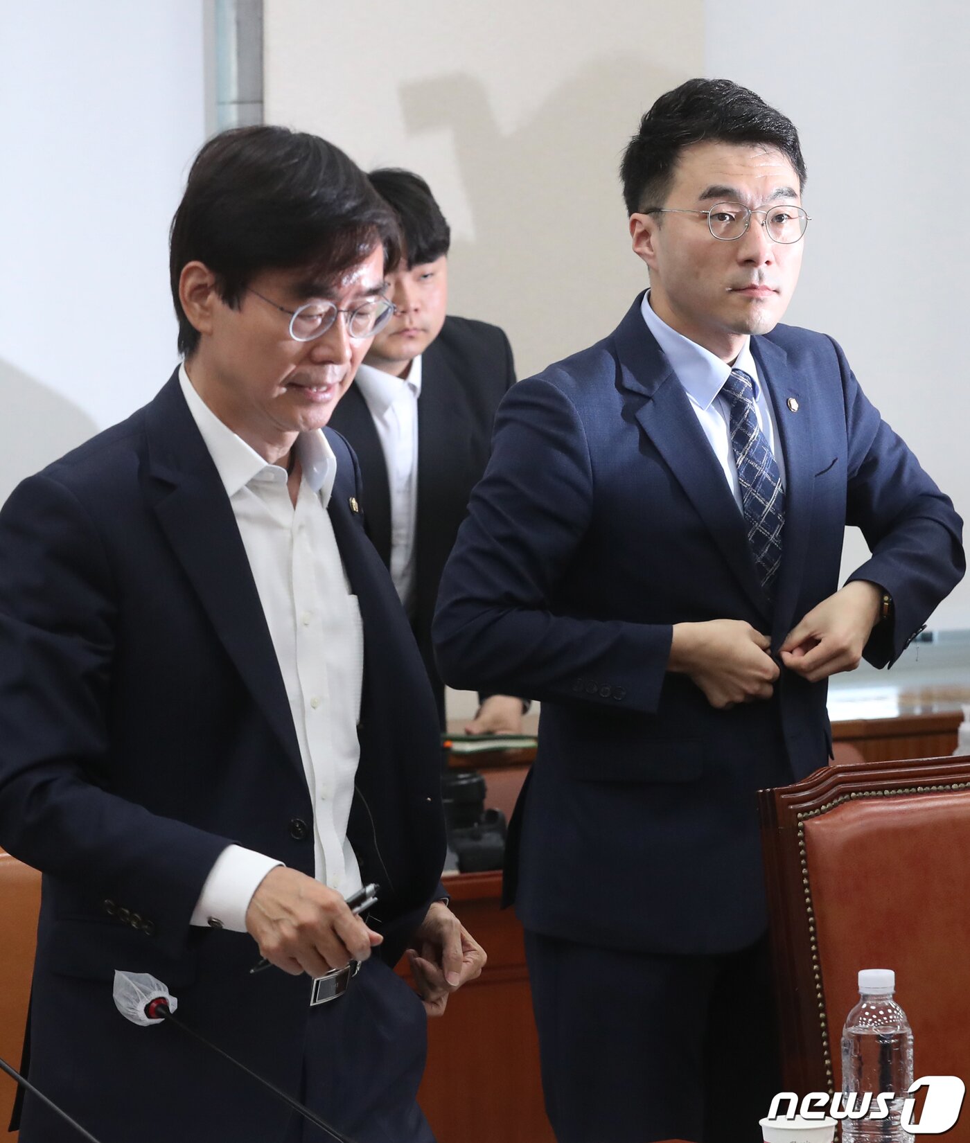 본문 이미지 - 거액 가상자산 보유의혹을 받고 있는 김남국 무소속 의원이 12일 오전 서울 여의도 국회에서 열린 교육위원회 전체회의를 마치고 나서고 있다. 왼쪽은 김 의원의 교육위 보임 철회를 촉구하는 조경태 국민의힘 의원. 2023.6.12/뉴스1 ⓒ News1 송원영 기자