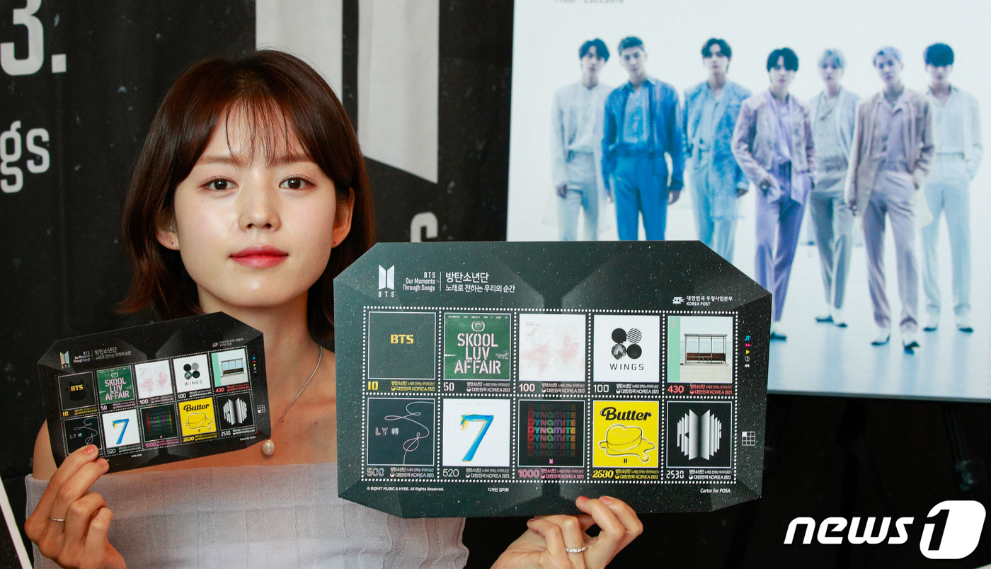(서울=뉴스1) 안은나 기자 = 12일 중구 서울중앙우체국에서 모델이 데뷔 10주년을 맞이한 글로벌 케이팝(K-POP) 아이콘 방탄소년단(BTS) 기념우표를 소개하고 있다.과학기술 …