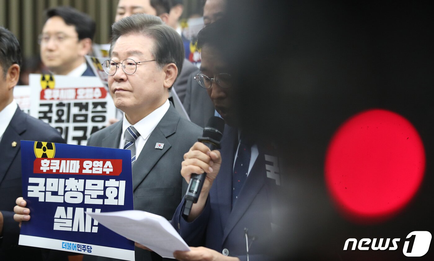 본문 이미지 - 이재명 더불어민주당 대표가 12일 오전 서울 여의도 국회에서 열린 의원총회에서 피켓을 들고 일본 후쿠시마 오염수 국민청문회를 촉구하고 있다. 2023.6.12/뉴스1 ⓒ News1 임세영 기자