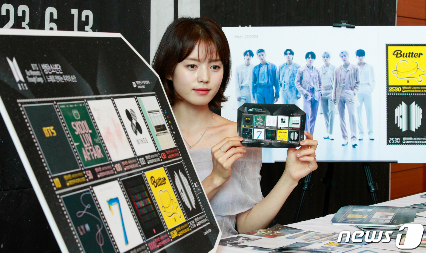 (서울=뉴스1) 안은나 기자 = 12일 중구 서울중앙우체국에서 모델이 데뷔 10주년을 맞이한 글로벌 케이팝(K-POP) 아이콘 방탄소년단(BTS) 기념우표를 소개하고 있다.과학기술 …
