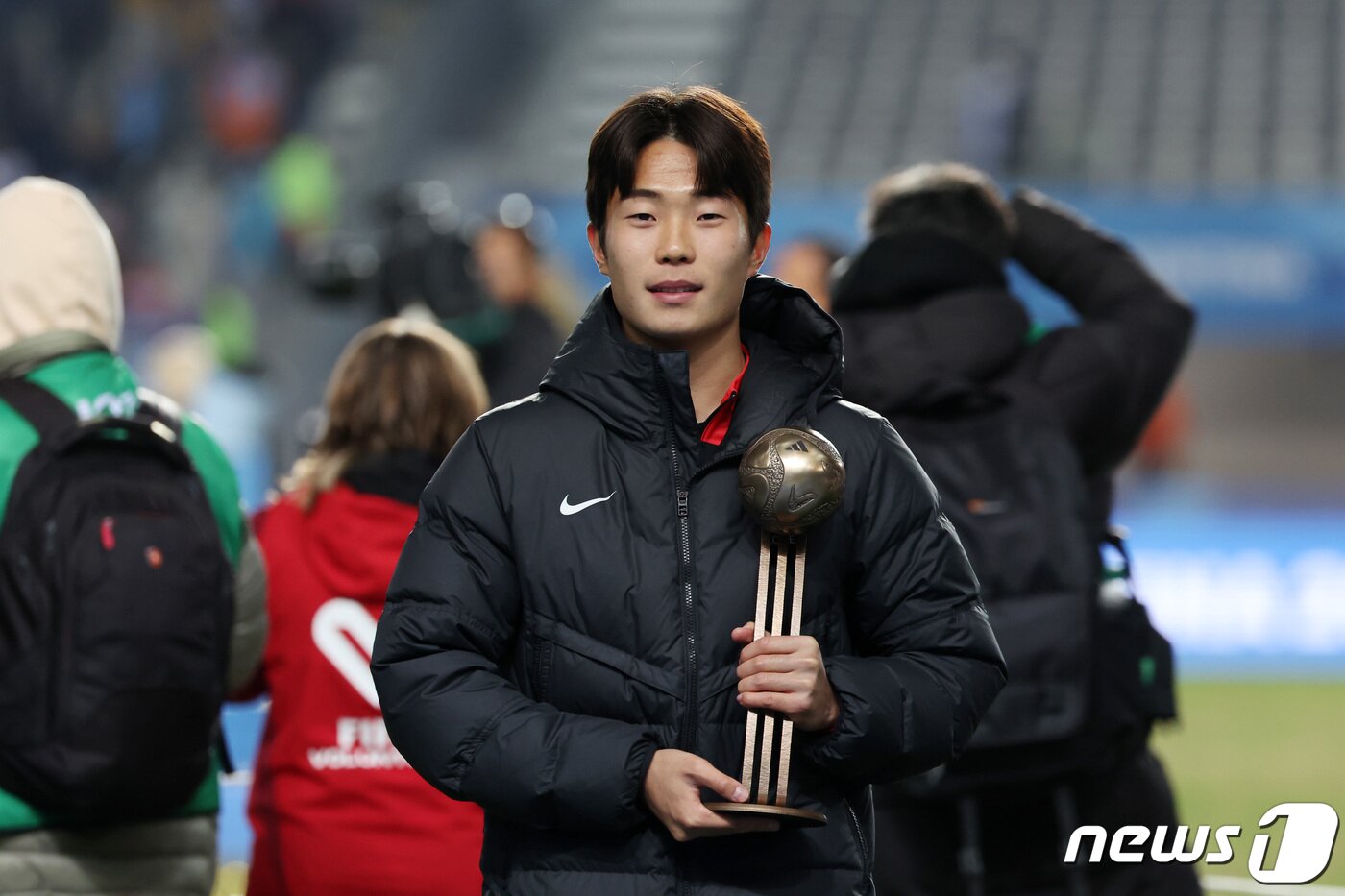 본문 이미지 - 한국 20세이하(U-20) 월드컵 축구 대표팀 주장 이승원이 11일(현지시간) 아르헨티나 라플라타 스타디움에서 열린 'FIFA U-20 월드컵 아르헨티나 2023' 시상식에서 아디다스 브론즈볼을 수상한 뒤 취재진을 향해 포즈를 취하고 있다. 2023.6.12/뉴스1 ⓒ News1 이승배 기자