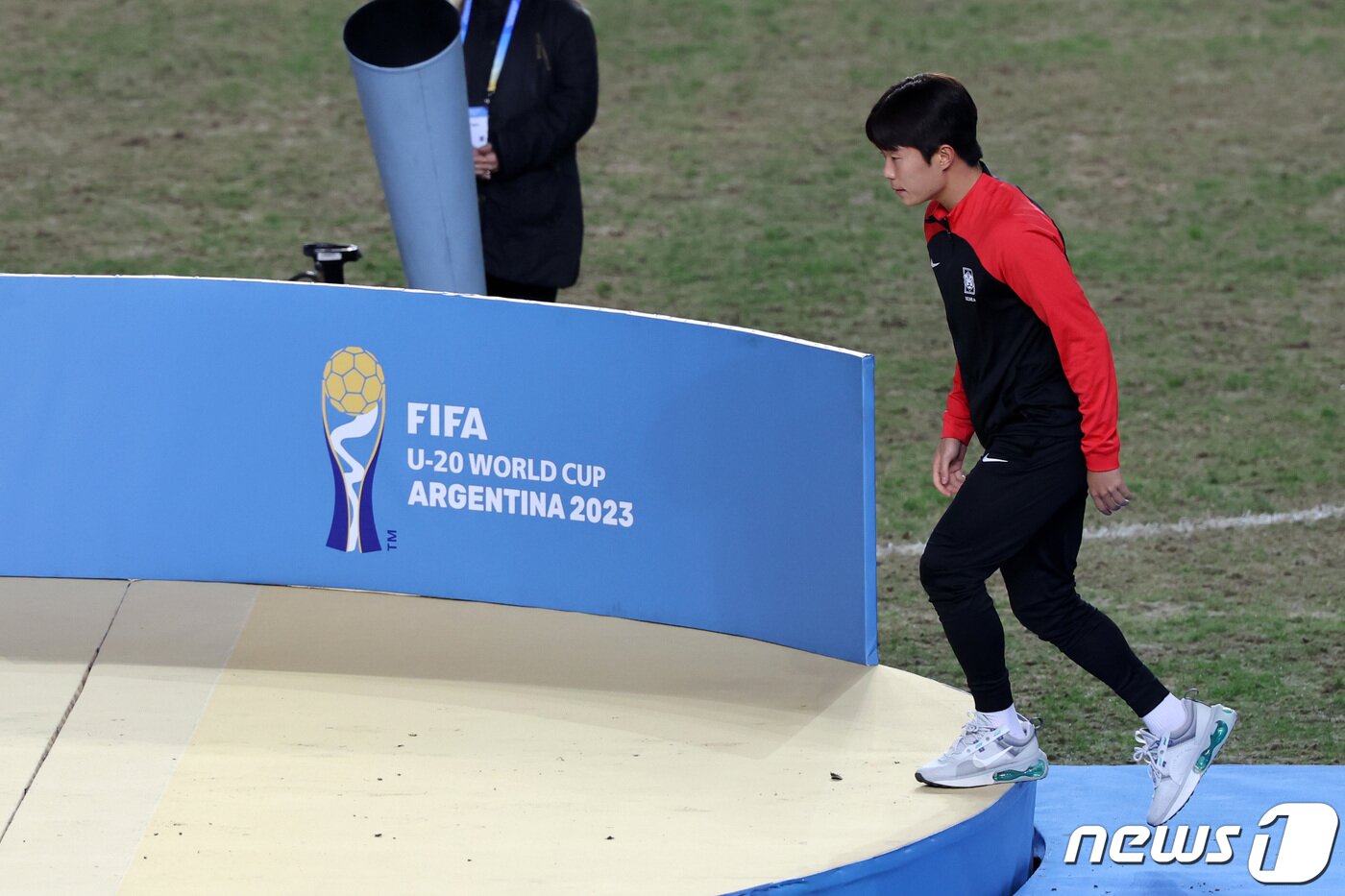 본문 이미지 - 한국 20세이하(U-20) 월드컵 축구 대표팀 주장 이승원이 11일(현지시간) 아르헨티나 라플라타 스타디움에서 열린 'FIFA U-20 월드컵 아르헨티나 2023' 시상식에서 아디다스 브론즈볼을 수상을 위해 시상대에 오르고 있다. 2023.6.12/뉴스1 ⓒ News1 이승배 기자