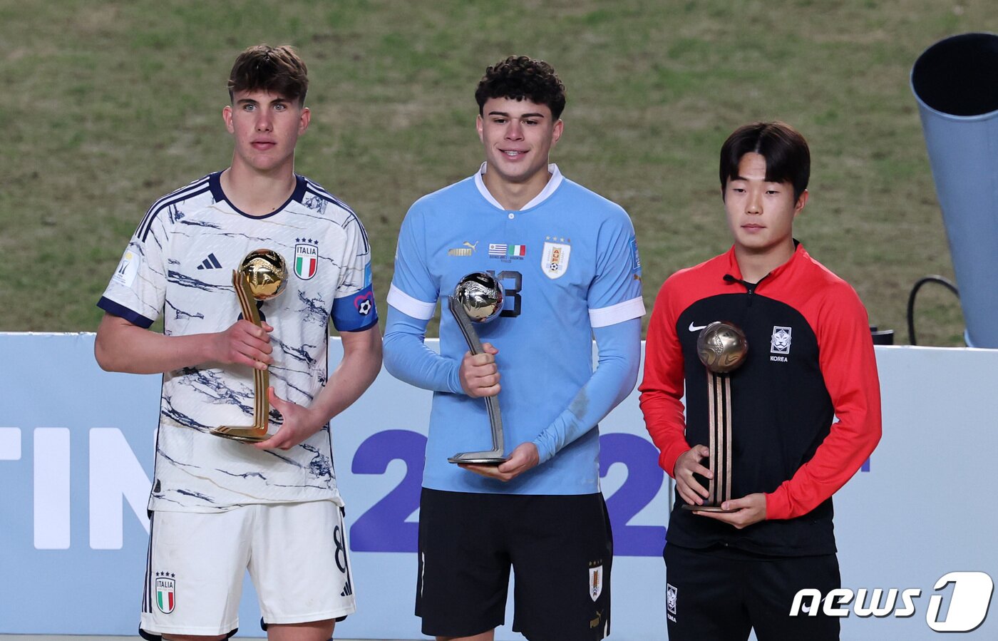 본문 이미지 - 한국 20세이하(U-20) 월드컵 축구 대표팀 주장 이승원이 11일(현지시간) 아르헨티나 라플라타 스타디움에서 열린 'FIFA U-20 월드컵 아르헨티나 2023' 시상식에서 아디다스 브론즈볼을 수상한 뒤, 골든볼을 수상한 이탈리아 체사레 카사데이, 실버볼을 수상한 우루과이 알랑 마투로와 기념촬영하고 있다. 2023.6.12/뉴스1 ⓒ News1 이승배 기자