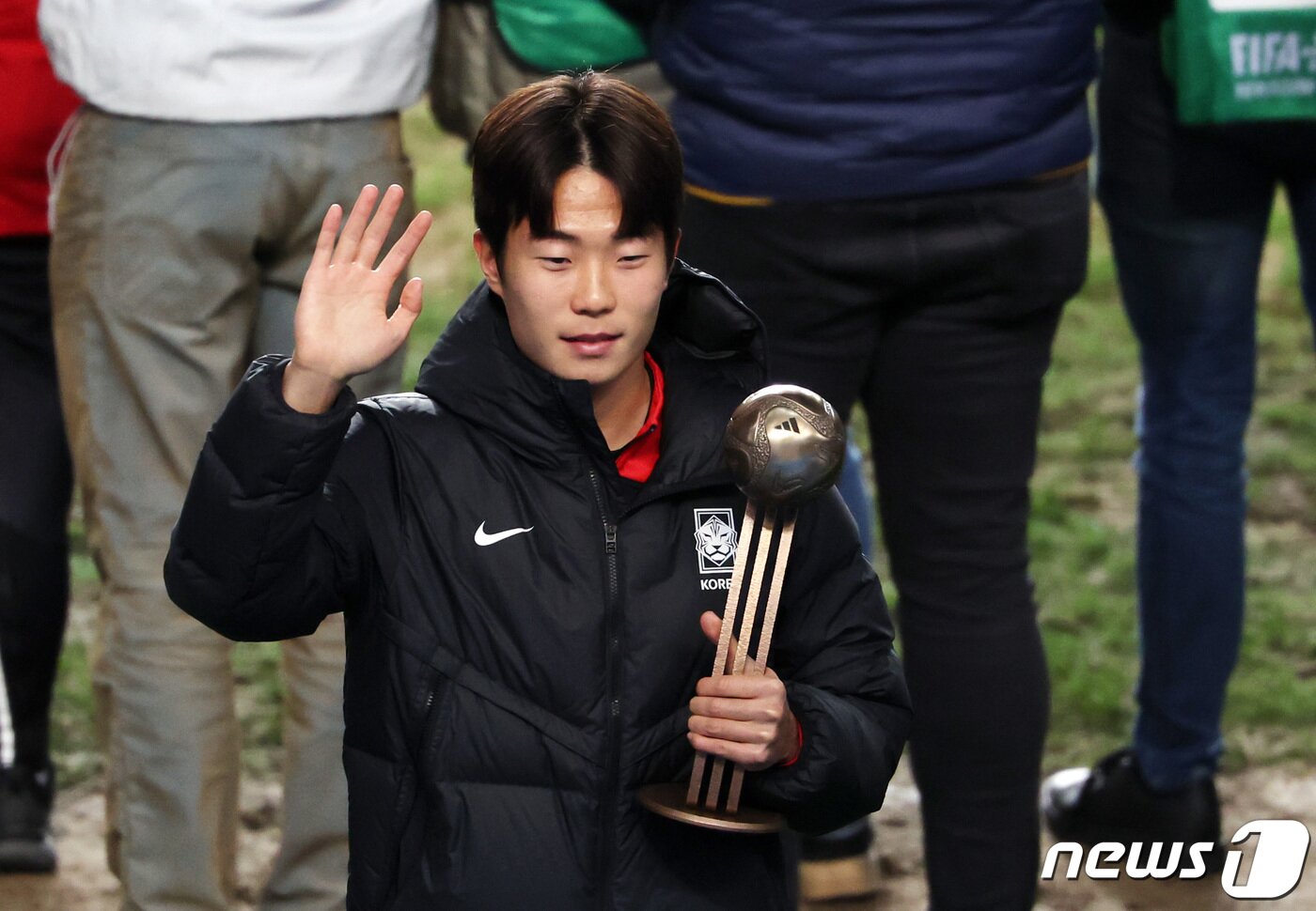본문 이미지 - 한국 20세이하(U-20) 월드컵 축구 대표팀 주장 이승원이 11일(현지시간) 아르헨티나 라플라타 스타디움에서 열린 'FIFA U-20 월드컵 아르헨티나 2023' 시상식에서 아디다스 브론즈볼을 수상한 뒤 손을 흔들고 있다. 2023.6.12/뉴스1 ⓒ News1 이승배 기자