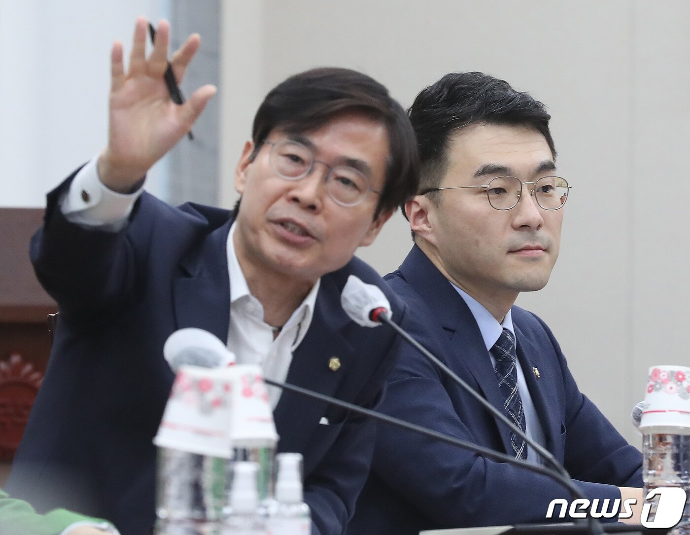 본문 이미지 - 거액 가상자산 보유의혹을 받고 있는 김남국 무소속 의원이 12일 오전 서울 여의도 국회에서 열린 교육위원회 전체회의에 참석하고 있다. 왼쪽은 김 의원의 교육위 보임에 항의하는 조경태 국민의힘 의원. 2023.6.12/뉴스1 ⓒ News1 송원영 기자