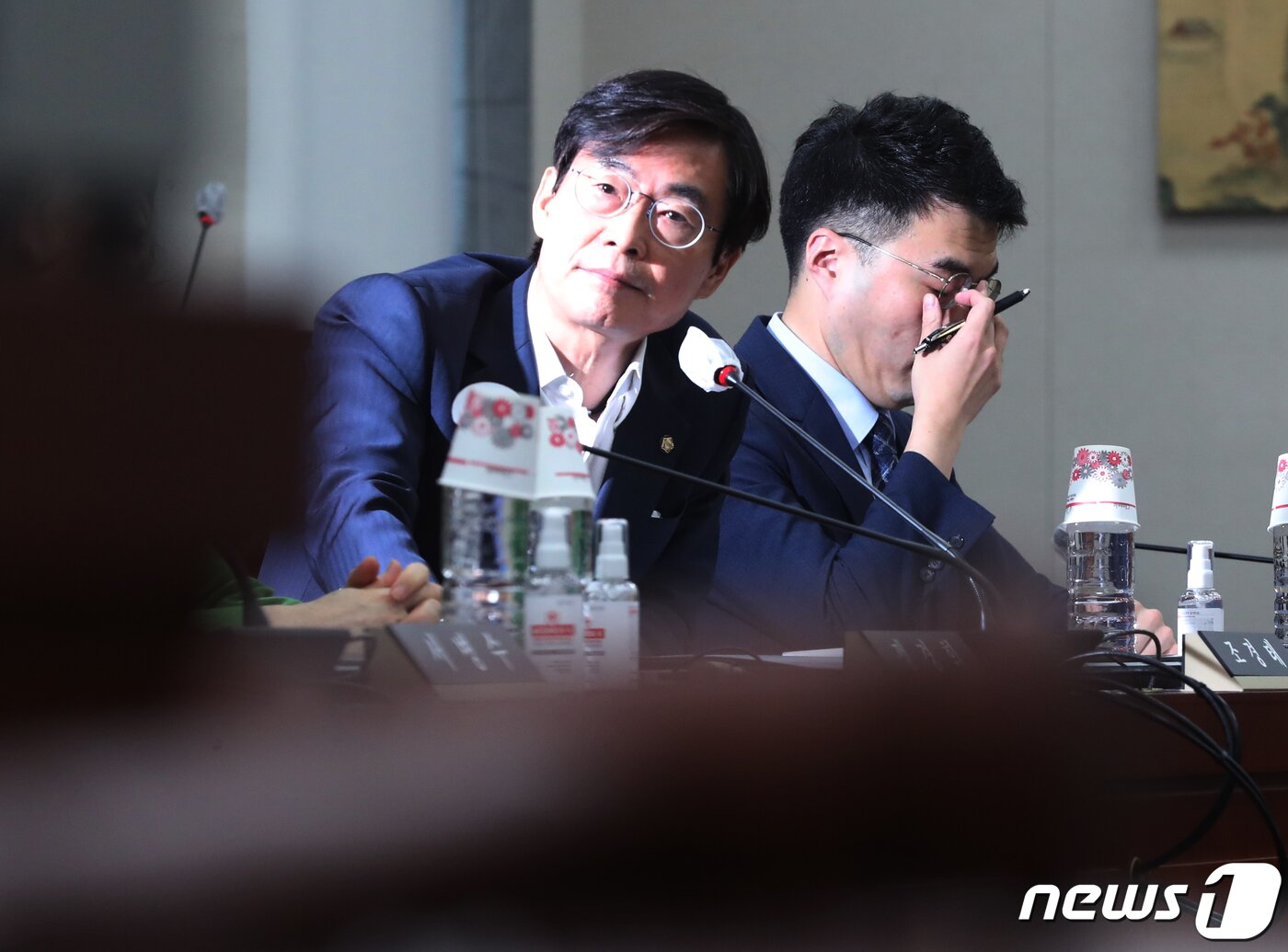 본문 이미지 - 거액 가상자산 보유의혹을 받고 있는 김남국 무소속 의원이 12일 오전 서울 여의도 국회에서 열린 교육위원회 전체회의에 참석하고 있다. 왼쪽은 국민의힘 조경태 의원. 2023.6.12/뉴스1 ⓒ News1 송원영 기자