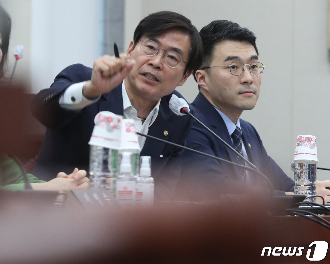 본문 이미지 - 거액 가상자산 보유의혹을 받고 있는 김남국 무소속 의원이 12일 오전 서울 여의도 국회에서 열린 교육위원회 전체회의에 참석하고 있다. 왼쪽은 김 의원의 교육위 보임에 항의하는 조경태 국민의힘 의원. 2023.6.12/뉴스1 ⓒ News1 송원영 기자