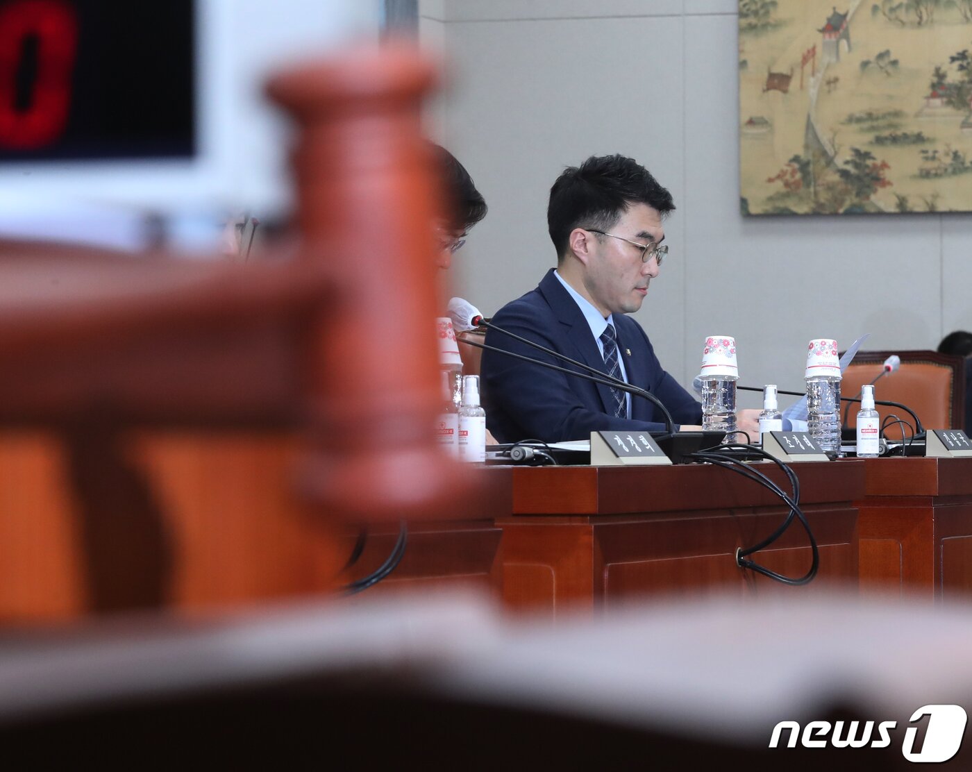본문 이미지 - 거액 가상자산 보유의혹을 받고 있는 김남국 무소속 의원이 12일 오전 서울 여의도 국회에서 열린 교육위원회 전체회의에 참석하고 있다. 2023.6.12/뉴스1 ⓒ News1 송원영 기자