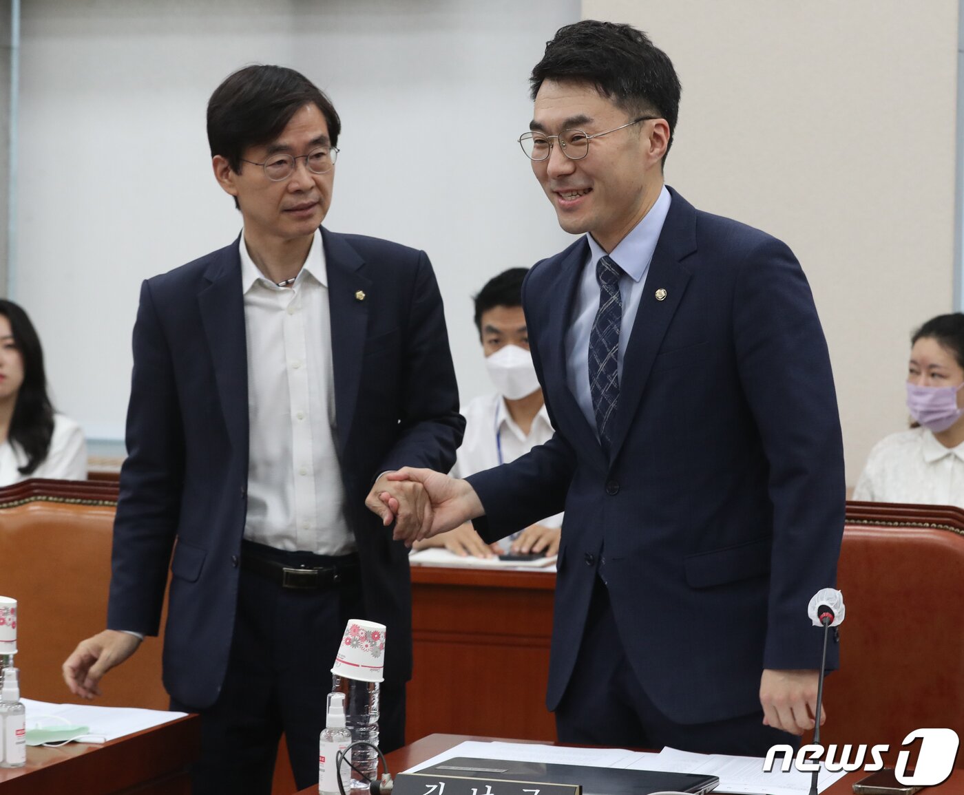 본문 이미지 - 12일 오전 서울 여의도 국회에서 열린 교육위원회 전체회의에서 조경태 국민의힘 의원이 거액 가상자산 보유의혹을 받고 있는 김남국 무소속 의원이 인사를 하며 교육위에 참석하자 항의하고 있다. 2023.6.12/뉴스1 ⓒ News1 송원영 기자