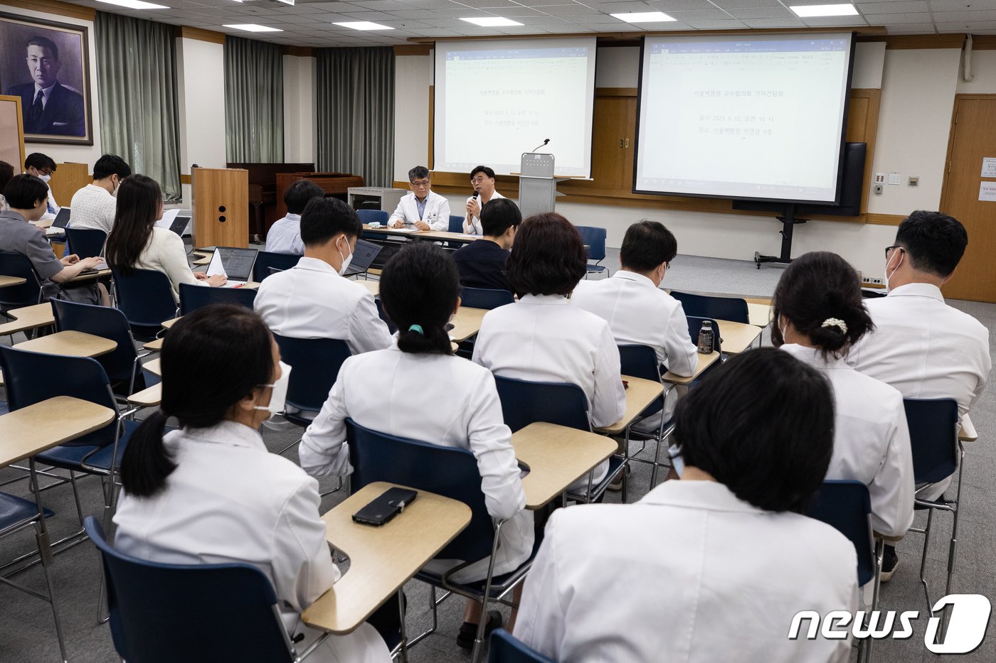 장여구 인제의대 교수노조 서울백병원 지부장이 12일 서울 중구 서울백병원 하연관에서 열린 서울백병원 교수협의회 주최 이사회의 폐원 결정 철회 요구 기자간담회에서 취재진 질문에 답하고 있다. 왼쪽은 조영규 서울백병원 교수협의회장. 학교법인 인제학원은 오는 20일 이사회를 열어 서울백병원 폐원안을 최종 결정할 예정이다. 이는 1941년 서울백병원이 &#39;백인제외과병원&#39;으로 문을 연지 83년 만이다. 2023.6.12/뉴스1 ⓒ News1 유승관 기자