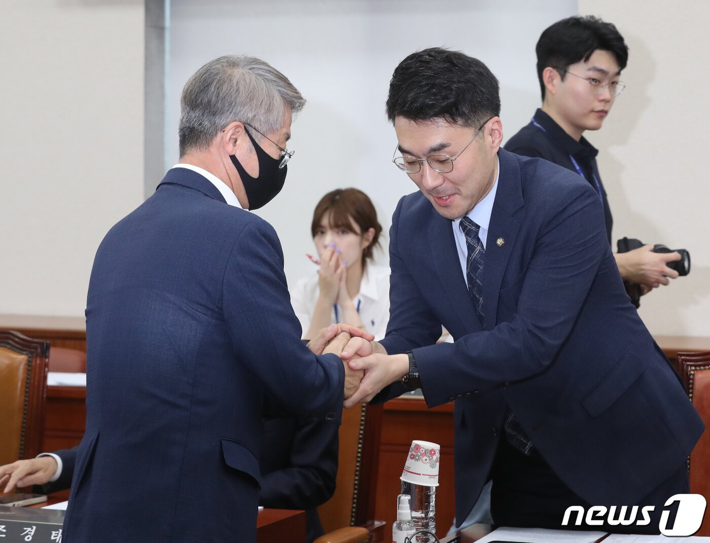 본문 이미지 - 거액 가상자산 보유의혹을 받고 있는 김남국 무소속 의원이 12일 오전 서울 여의도 국회에서 열린 교육위원회 전체회의에서 민형배 더불어민주당 의원과 인사를 나누고 있다. 2023.6.12/뉴스1 ⓒ News1 송원영 기자