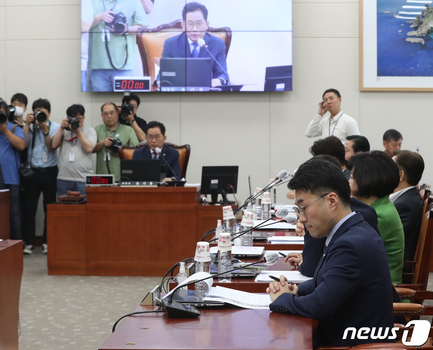 본문 이미지 - 거액 가상자산 보유의혹을 받고 있는 김남국 무소속 의원이 12일 오전 서울 여의도 국회에서 열린 교육위원회 전체회의에 참석하고 있다. 2023.6.12/뉴스1 ⓒ News1 송원영 기자