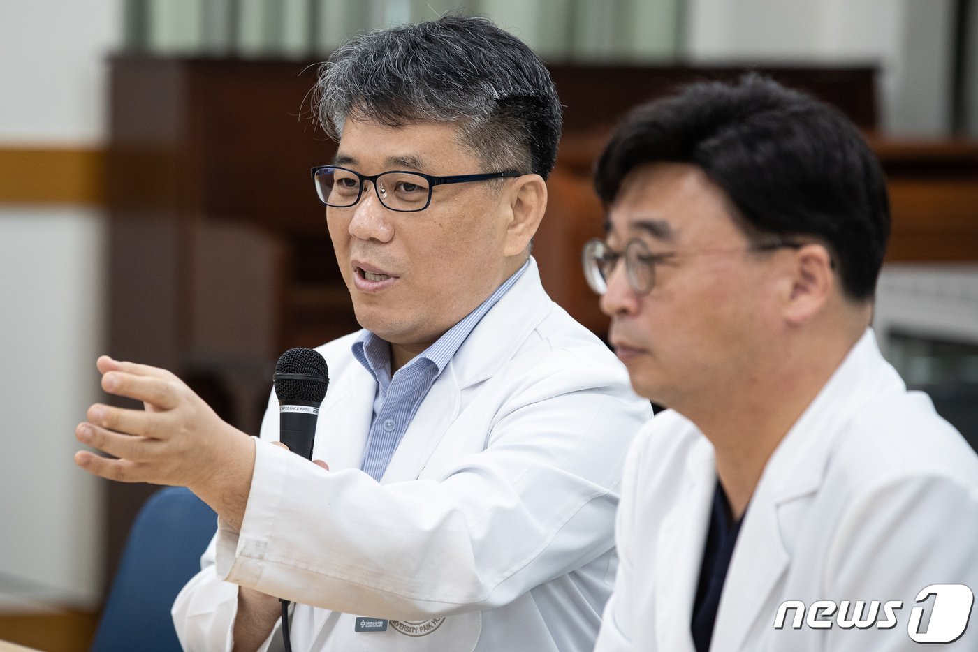 본문 이미지 - 조영규 서울백병원 교수협의회장이 서울 중구 서울백병원 하연관에서 지난 6월12일 열린 서울백병원 교수협의회 주최 이사회의 폐원 결정 철회 요구 기자간담회에서 취재진 질문에 답하고 있다. 오른쪽은 장여구 인제의대 교수노조 서울백병원 지부장. /뉴스1 ⓒ News1 유승관 기자