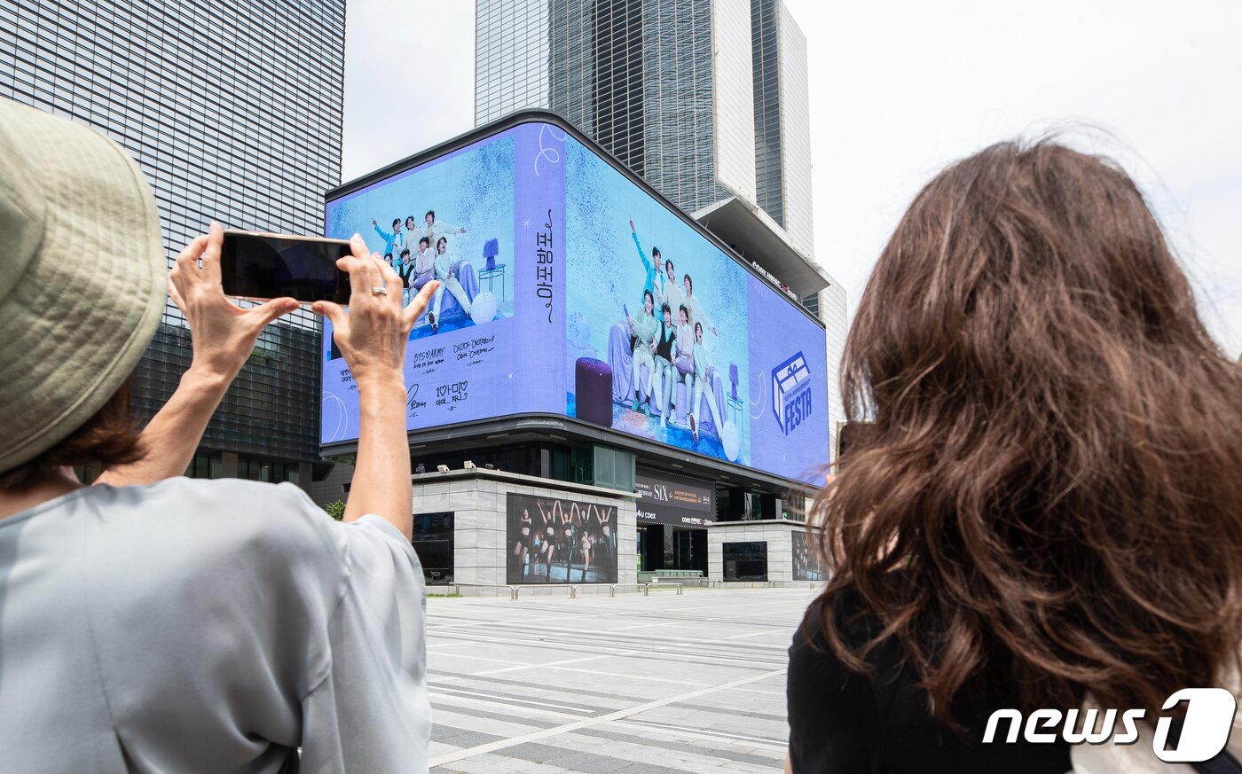 본문 이미지 - 서울 강남구 코엑스 케이팝 스퀘어에서 방탄소년단(BTS) 데뷔 10주년 축하 광고가 상영되고 있다. 2023.6.12/뉴스1 ⓒ News1 이재명 기자