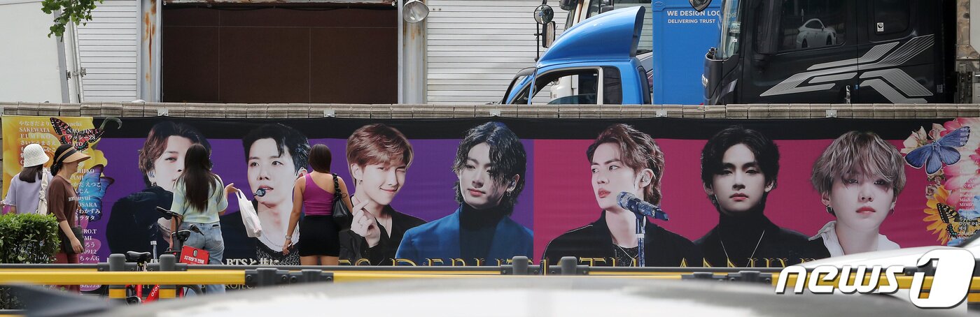 본문 이미지 - 그룹 방탄소년단(BTS) 데뷔 10주년을 하루 앞둔 12일 오전 서울 용산구 하이브 사옥 인근에 10주년을 축하하는 대형 현수막이 설치돼 있다. 2023.6.12/뉴스1 ⓒ News1 이동해 기자