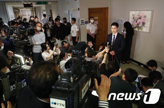 부산 서면에서 귀가하던 20대 여성을 무차별 폭행한 혐의를 받는 이른 바 '부산 돌려차기' 사건의 가해자가 12일 오후 부산 연제구 부산고등법원에서 열린 항소심 선고공판에서 징역 20년을 선고받았다. 공판이 끝난 뒤 '부산 돌려차기' 사건의 피해자 변호인이 입장을 밝히고 있다. 2023.6.12/뉴스1 © News1 윤일지 기자