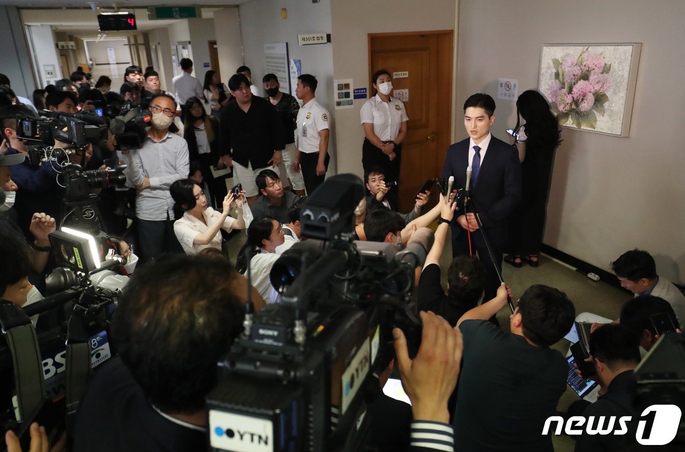 본문 이미지 - 부산 서면에서 귀가하던 20대 여성을 무차별 폭행한 혐의를 받는 이른 바 '부산 돌려차기' 사건의 가해자가 12일 오후 부산 연제구 부산고등법원에서 열린 항소심 선고공판에서 징역 20년을 선고받았다. 공판이 끝난 뒤 '부산 돌려차기' 사건의 피해자 변호인이 입장을 밝히고 있다. 2023.6.12/뉴스1 ⓒ News1 윤일지 기자
