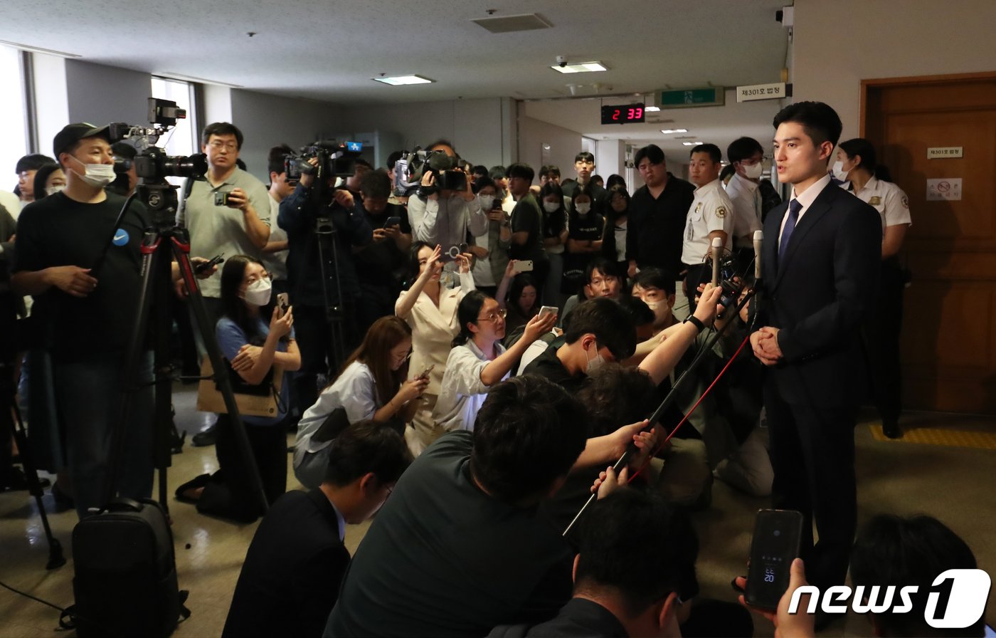 본문 이미지 - 부산 서면에서 귀가하던 20대 여성을 무차별 폭행한 혐의를 받는 이른 바 '부산 돌려차기' 사건의 가해자가 12일 오후 부산 연제구 부산고등법원에서 열린 항소심 선고공판에서 징역 20년을 선고받았다. 공판이 끝난 뒤 '부산 돌려차기' 사건의 피해자 변호인이 입장을 밝히고 있다. 2023.6.12/뉴스1 ⓒ News1 윤일지 기자