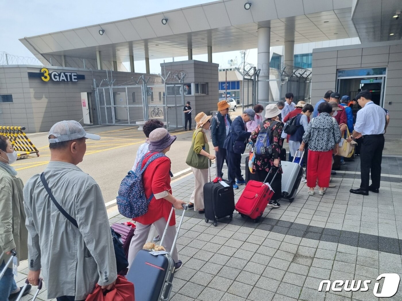 본문 이미지 - 12일 강원 속초항을 두고 일본으로 떠나는 11만톤급 크루즈 '코스타세레나'호에 탑승할 승객들이 관련 수속을 밟고 있다.2023.6.12/뉴스1 윤왕근 기자