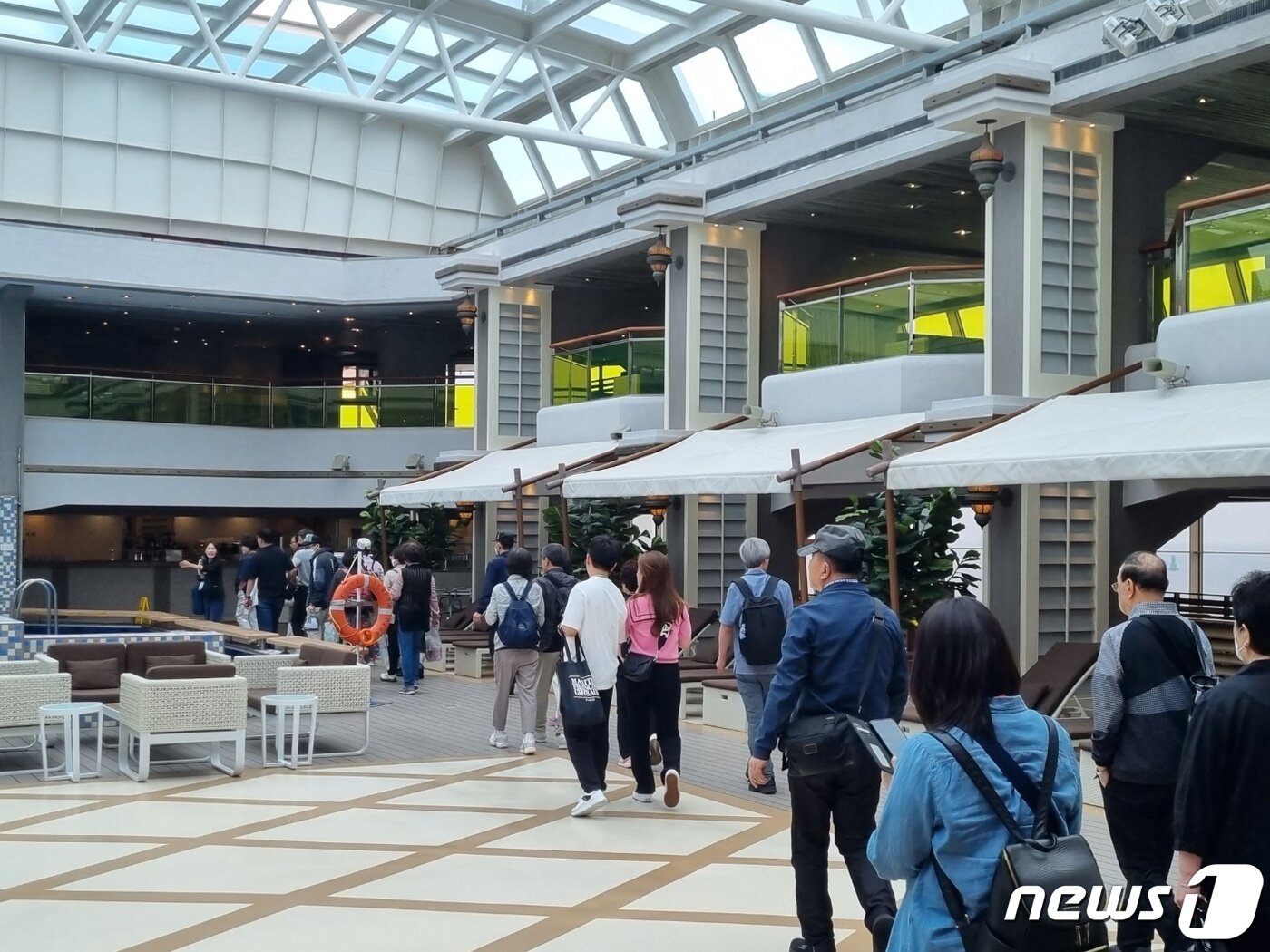 본문 이미지 - 12일 강원 속초항을 두고 일본으로 떠나는 11만톤급 크루즈 '코스타세레나'호에 탑승한 승객들이 선내를 둘러보고 있다. 2023.6.12/뉴스1 윤왕근 기자