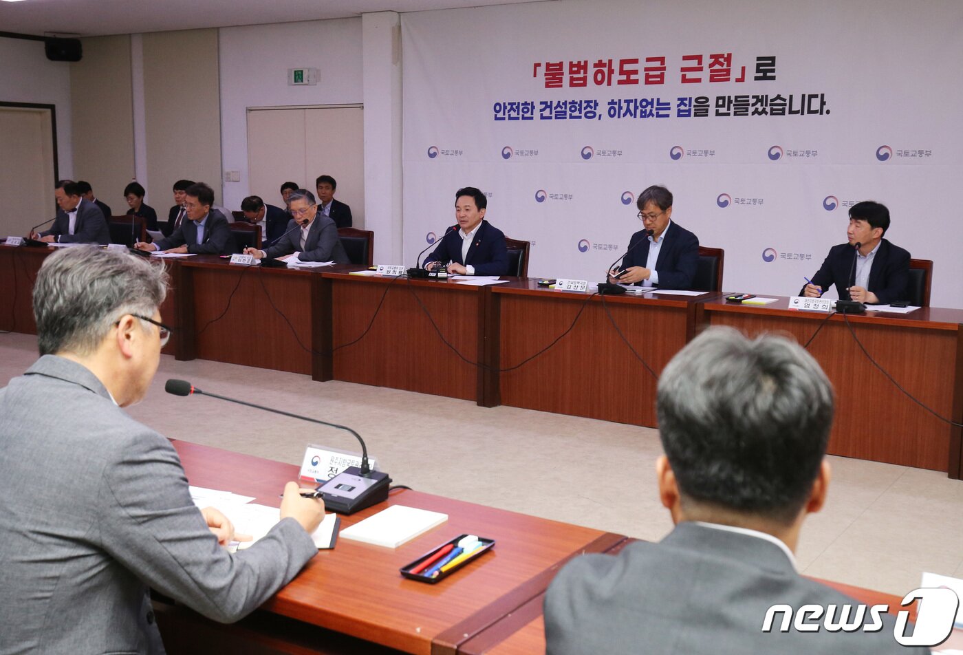본문 이미지 - 원희룡 국토교통부 장관이 12일 오후 대전지방국토관리청에서 열린 불법하도급 단속 관계기관 간담회에서 모두발언을 하고 있다. 2023.6.12/뉴스1 ⓒ News1 김기태 기자