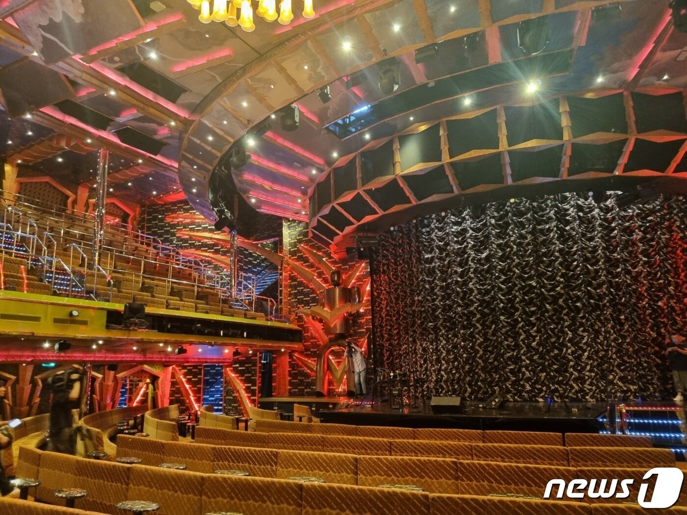 본문 이미지 - 12일 속초항을 모항으로 두고 일본으로 떠난 11만톤급 초호화 크루즈선 '코스타세레나'호 내부 전경.2023.6.12/뉴스1 윤왕근 기자