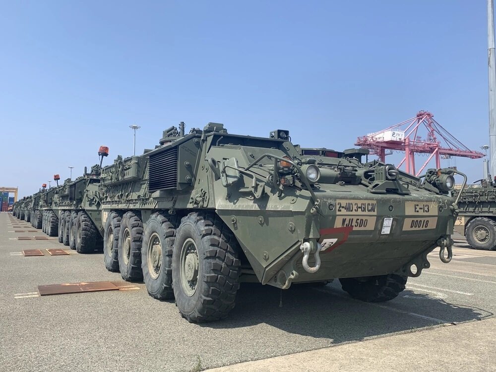 본문 이미지 - 지난 10일 포항에 하역된 스트라이커 장갑차 등 차량과 장비.(미 국방부 제공)