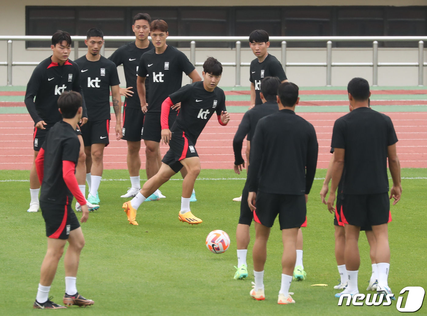 (부산=뉴스1) 윤일지 기자 = 이강인을 비롯한 축구대표팀 선수들이 페루와의 평가전을 나흘 앞둔 12일 오후 부산 서구 구덕운동장에서 패스훈련을 하고 있다. 2023.6.12/뉴스 …