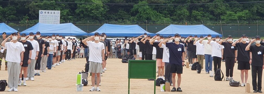 본문 이미지 - 12일 경기도 고양 소재 육군 9사단 백마 신병교육대에서 입영식이 진행되고 있다. 2023.6.12/뉴스1 ⓒ News1 박응진 기자