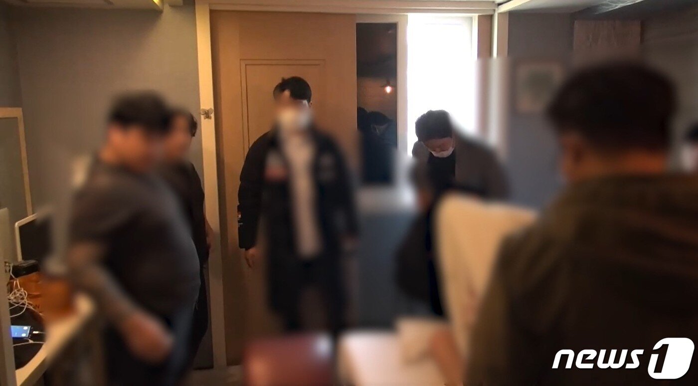 본문 이미지 - 불법사금융 범죄 조직원 체포현장.(강원경찰청 제공) 2023.6.13/뉴스1