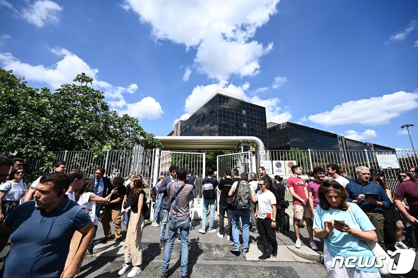 본문 이미지 - 12일(현지시간) 실비오 베를루스코니 전 이탈리아 총리가 입원했다가 사망한 밀라노의 산 라파엘라 병원 입구 앞에 사람들이 서 있다. 이날 이탈리아 언론들은 베를루스코니 전 총리가 향년 86세로 사망했다고 보도했다. 2023.06.12/뉴스1 ⓒ AFP=뉴스1 ⓒ News1 김민수 기자