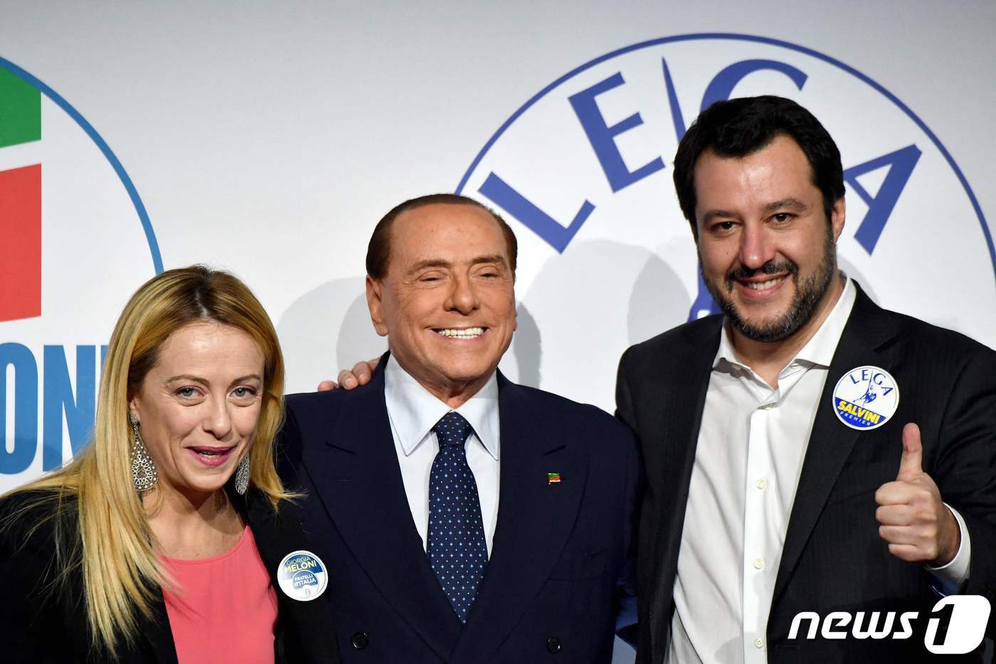 본문 이미지 - 조르자 멜로니 이탈리아 형제당 대표, 실비오 베를루스코니 전진이탈리아당 대표, 마테오 살비니 북부동맹 대표가 지난 2018년 3월1일(현지시간) 로마 템피오 디 아드리아노에 도착해 사진 촬영을 하고 있다. ⓒ AFP=뉴스1 ⓒ News1 김민수 기자