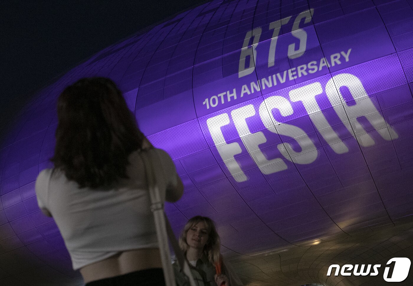 본문 이미지 - 12일 오후 서울 중구 동대문디자인플라자(DDP)가 방탄소년단(BTS) 데뷔 10주년을 맞이해 팬클럽 아미(ARMY)의 상징색인 보랏빛 조명을 밝히고 있다. 2023.6.12/뉴스1 ⓒ News1 신웅수 기자