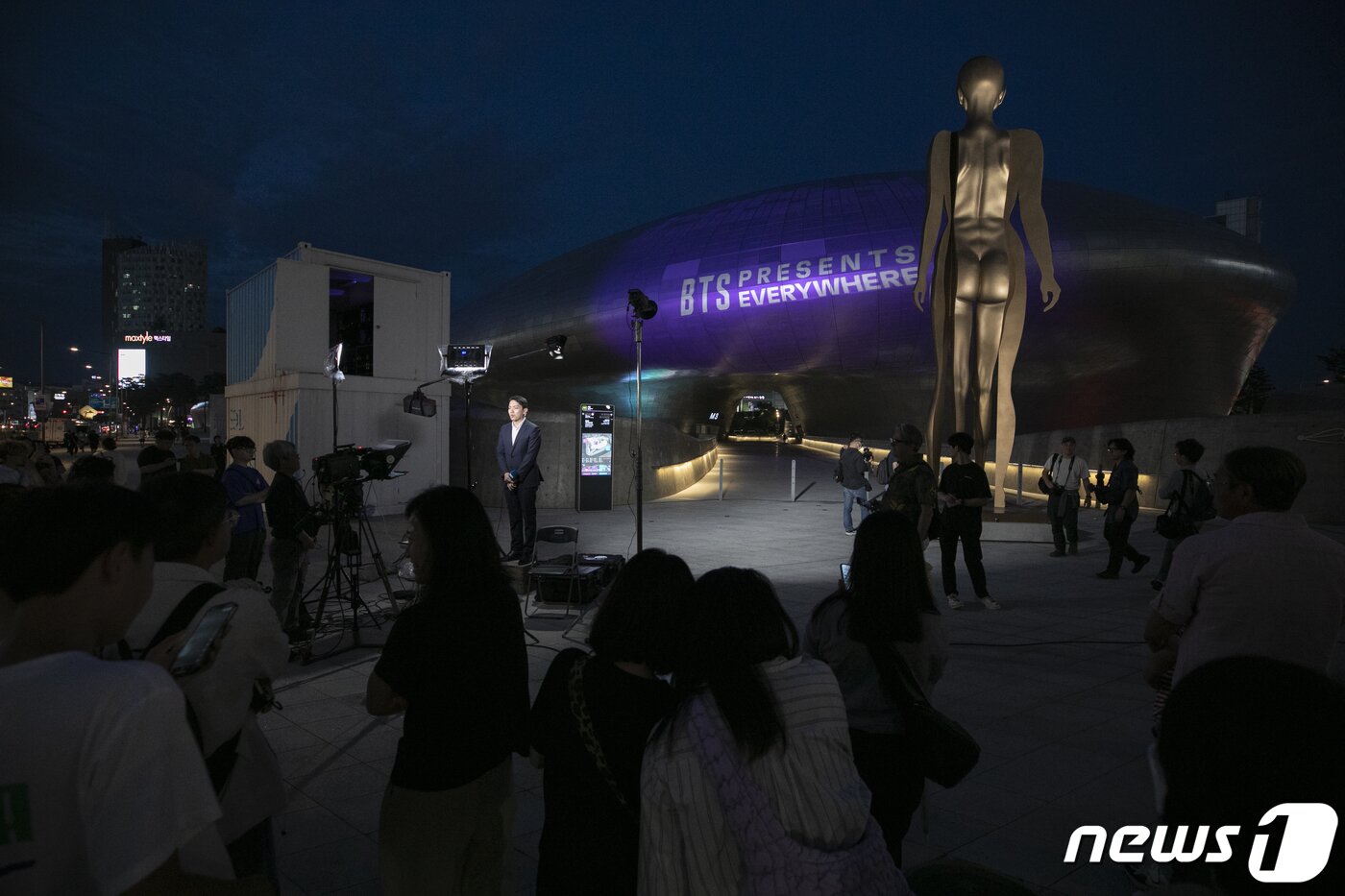 본문 이미지 - 12일 오후 서울 중구 동대문디자인플라자(DDP)가 방탄소년단(BTS) 데뷔 10주년을 맞이해 팬클럽 아미(ARMY)의 상징색인 보랏빛 조명을 밝히고 있다. 2023.6.12/뉴스1 ⓒ News1 신웅수 기자