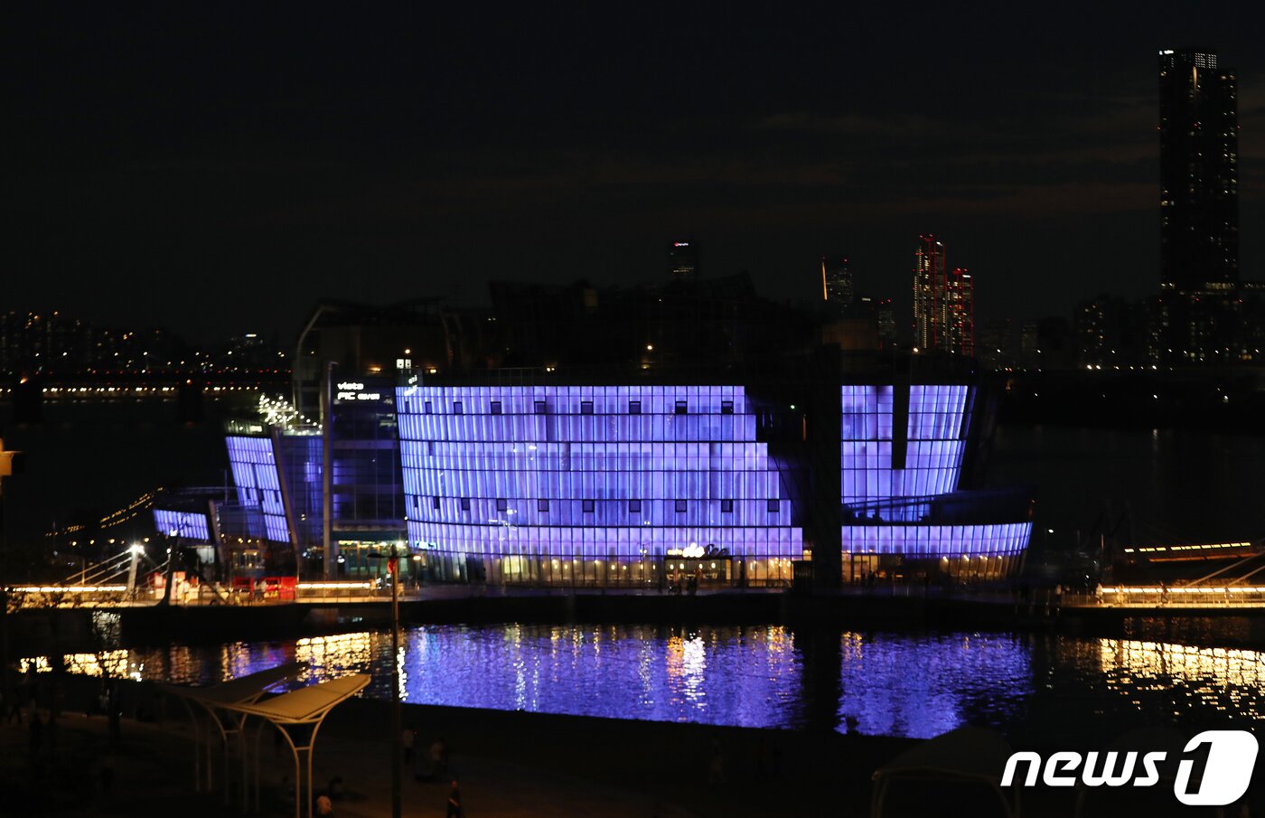 본문 이미지 - 12일 오후 서울 한강 세빛섬이 방탄소년단(BTS) 데뷔 10주년을 맞이해 ARMY 상징색인 보랏빛 조명을 밝히고 있다. 서울시는 방탄소년단 데뷔 10주년 페스타(FESTA)를 기념해 세빛섬을 비롯한 서울시청, 남산서울타워, DDP, 한강다리 등 랜드마크를 25일까지 보라빛 경관조명으로 밝힌다고 밝혔다. 2023.6.12 ⓒ 뉴스1 박세연 기자